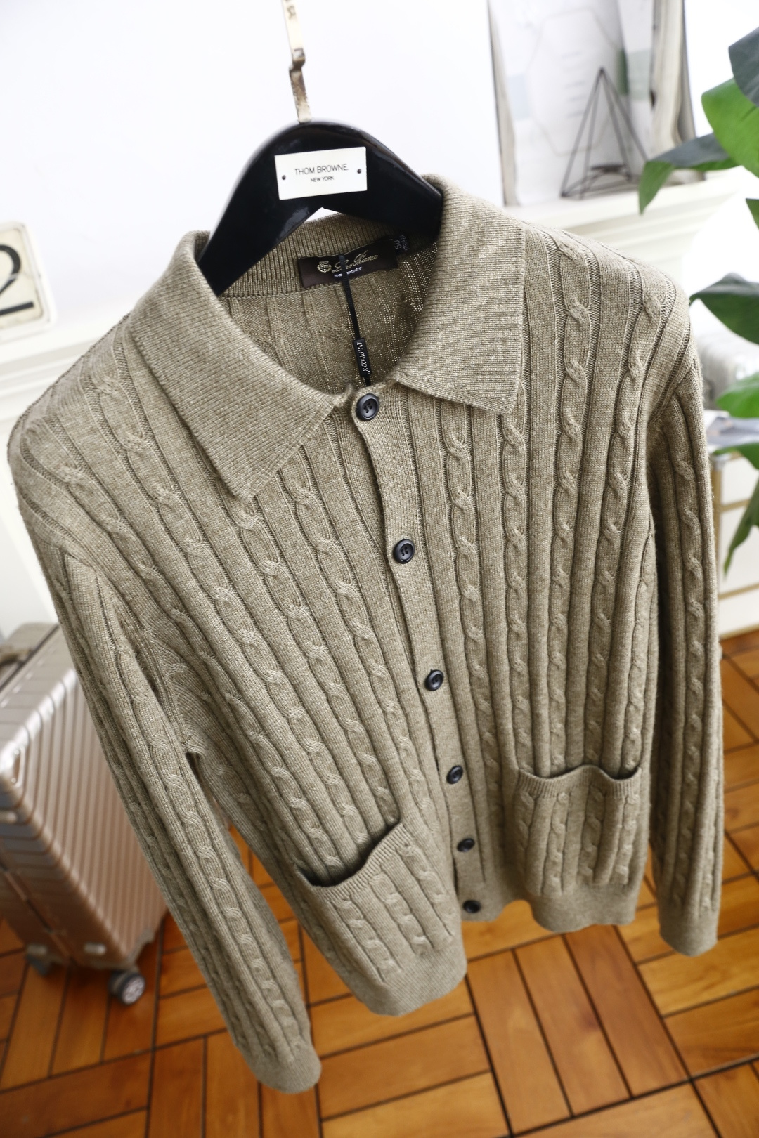 🔥lP🆕.2025秋季新品针织开衫🆕采用舒适针织面料👍翻领设计，单排扣开合，前侧有两个贴袋；整体运用绞花