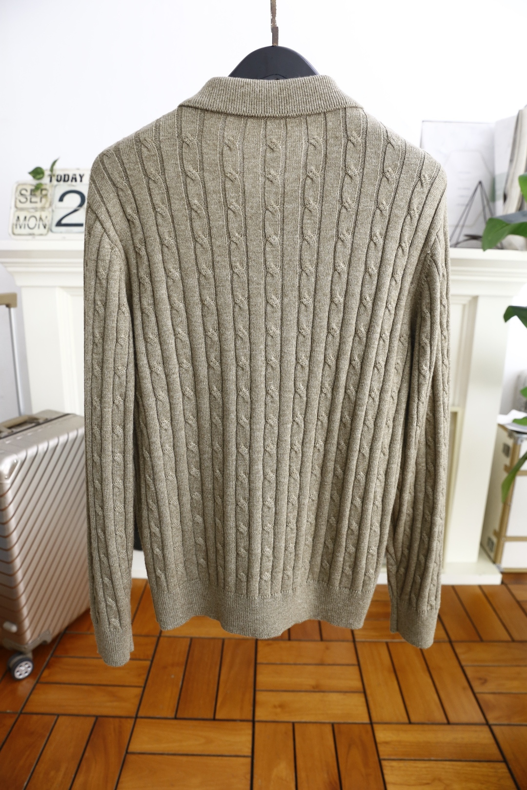 🔥lP🆕.2025秋季新品针织开衫🆕采用舒适针织面料👍翻领设计，单排扣开合，前侧有两个贴袋；整体运用绞花