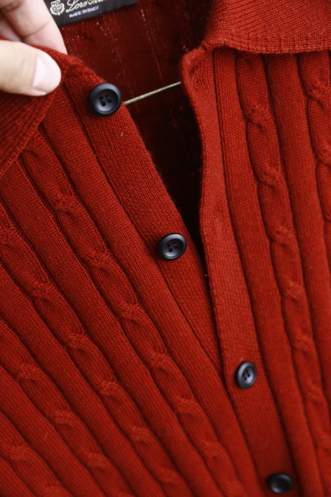 🔥lP🆕.2025秋季新品针织开衫🆕采用舒适针织面料👍翻领设计，单排扣开合，前侧有两个贴袋；整体运用绞花