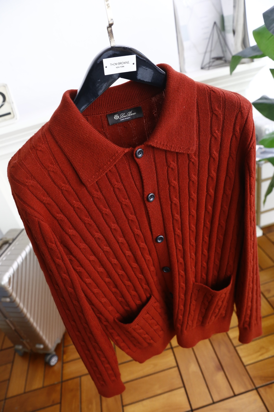 🔥lP🆕.2025秋季新品针织开衫🆕采用舒适针织面料👍翻领设计，单排扣开合，前侧有两个贴袋；整体运用绞花