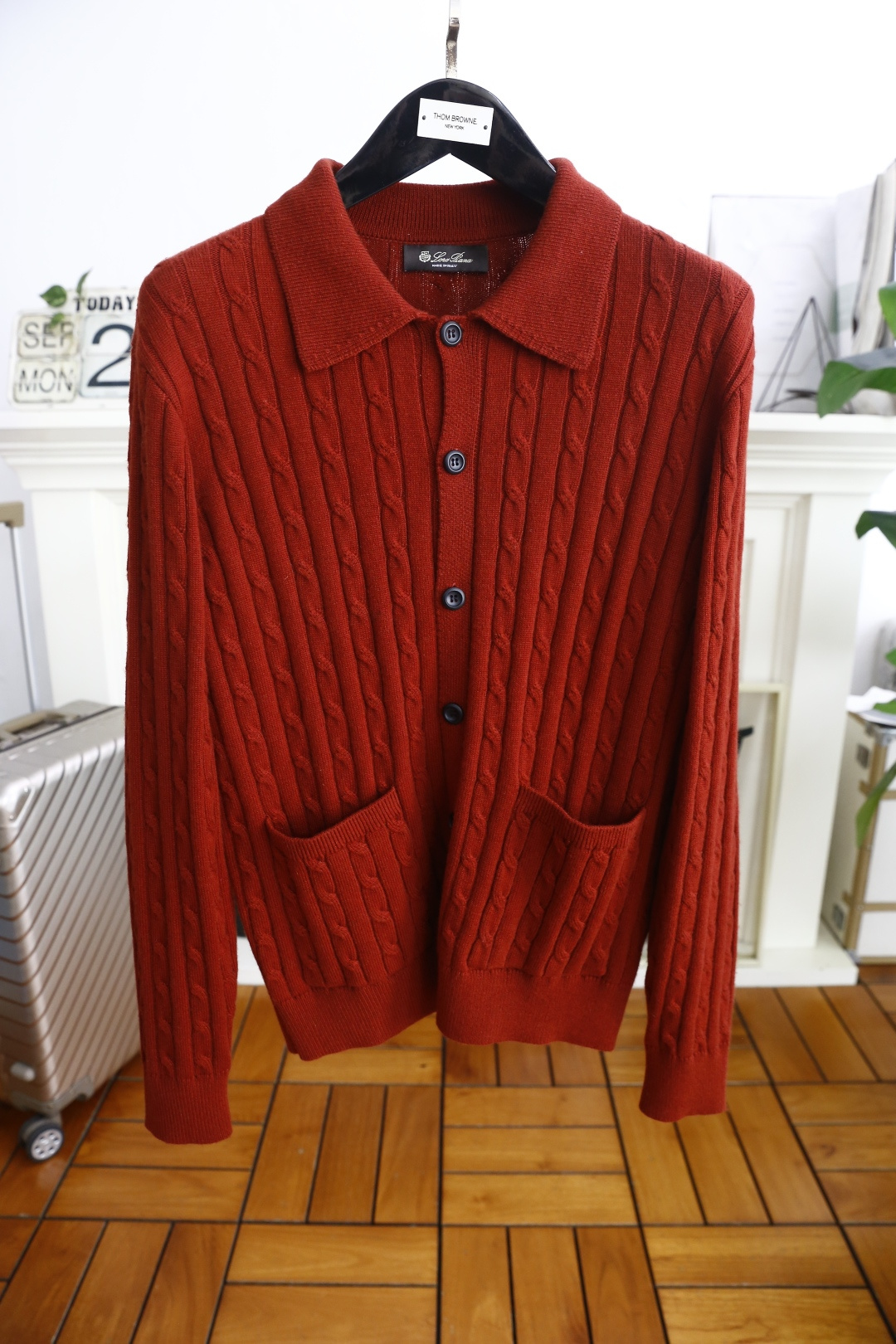 🔥lP🆕.2025秋季新品针织开衫🆕采用舒适针织面料👍翻领设计，单排扣开合，前侧有两个贴袋；整体运用绞花