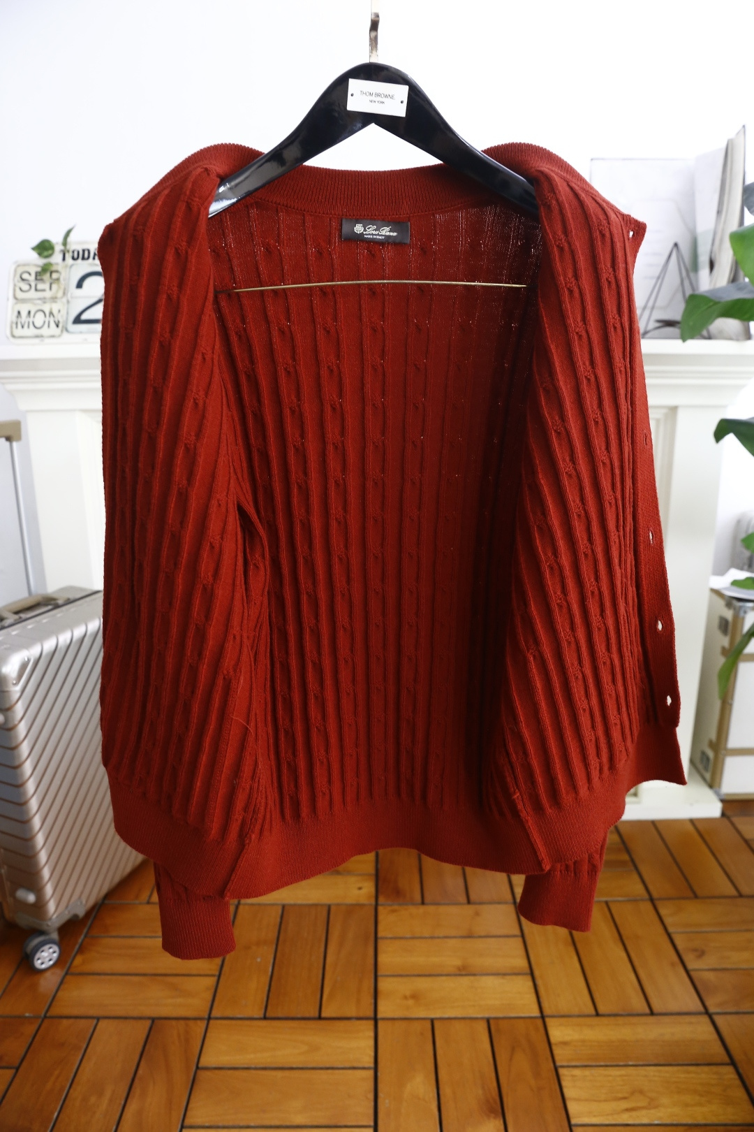 🔥lP🆕.2025秋季新品针织开衫🆕采用舒适针织面料👍翻领设计，单排扣开合，前侧有两个贴袋；整体运用绞花