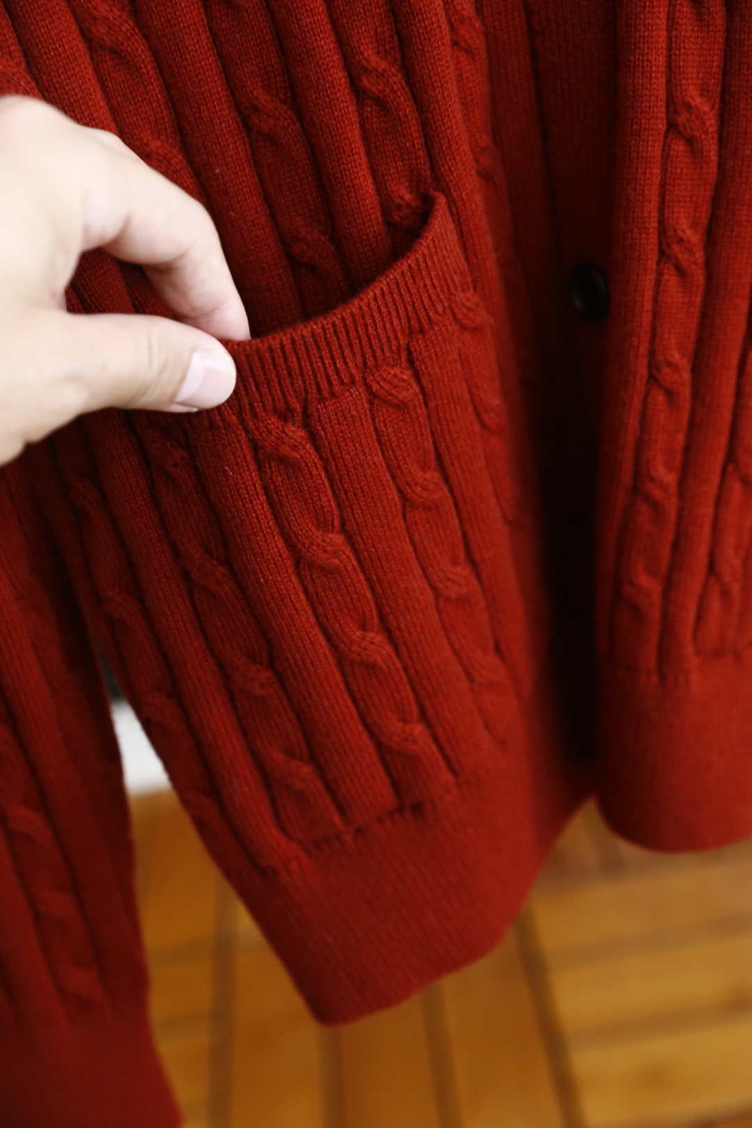 🔥lP🆕.2025秋季新品针织开衫🆕采用舒适针织面料👍翻领设计，单排扣开合，前侧有两个贴袋；整体运用绞花