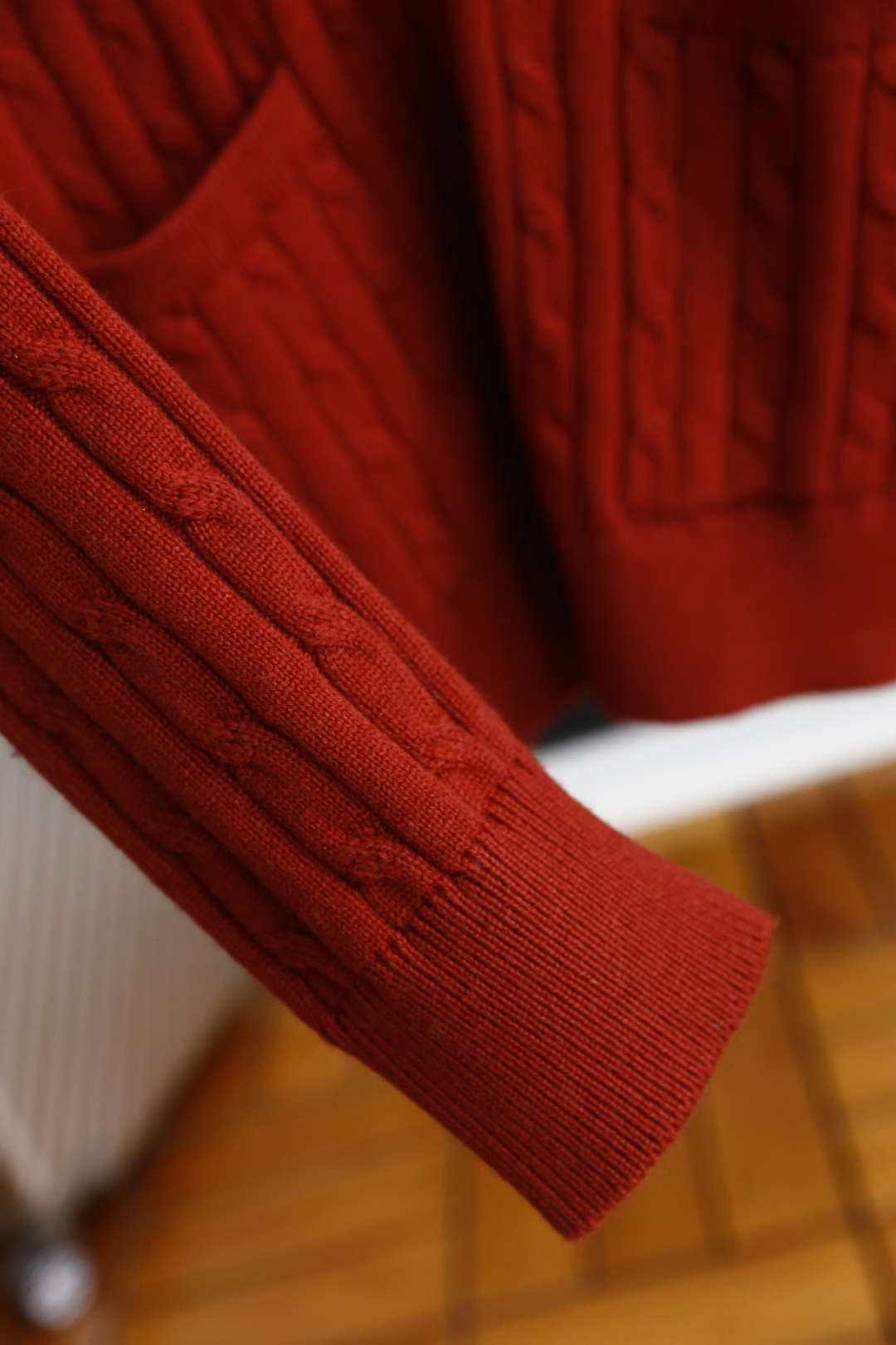 🔥lP🆕.2025秋季新品针织开衫🆕采用舒适针织面料👍翻领设计，单排扣开合，前侧有两个贴袋；整体运用绞花