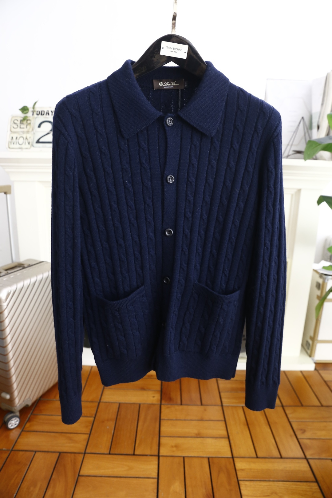 🔥lP🆕.2025秋季新品针织开衫🆕采用舒适针织面料👍翻领设计，单排扣开合，前侧有两个贴袋；整体运用绞花