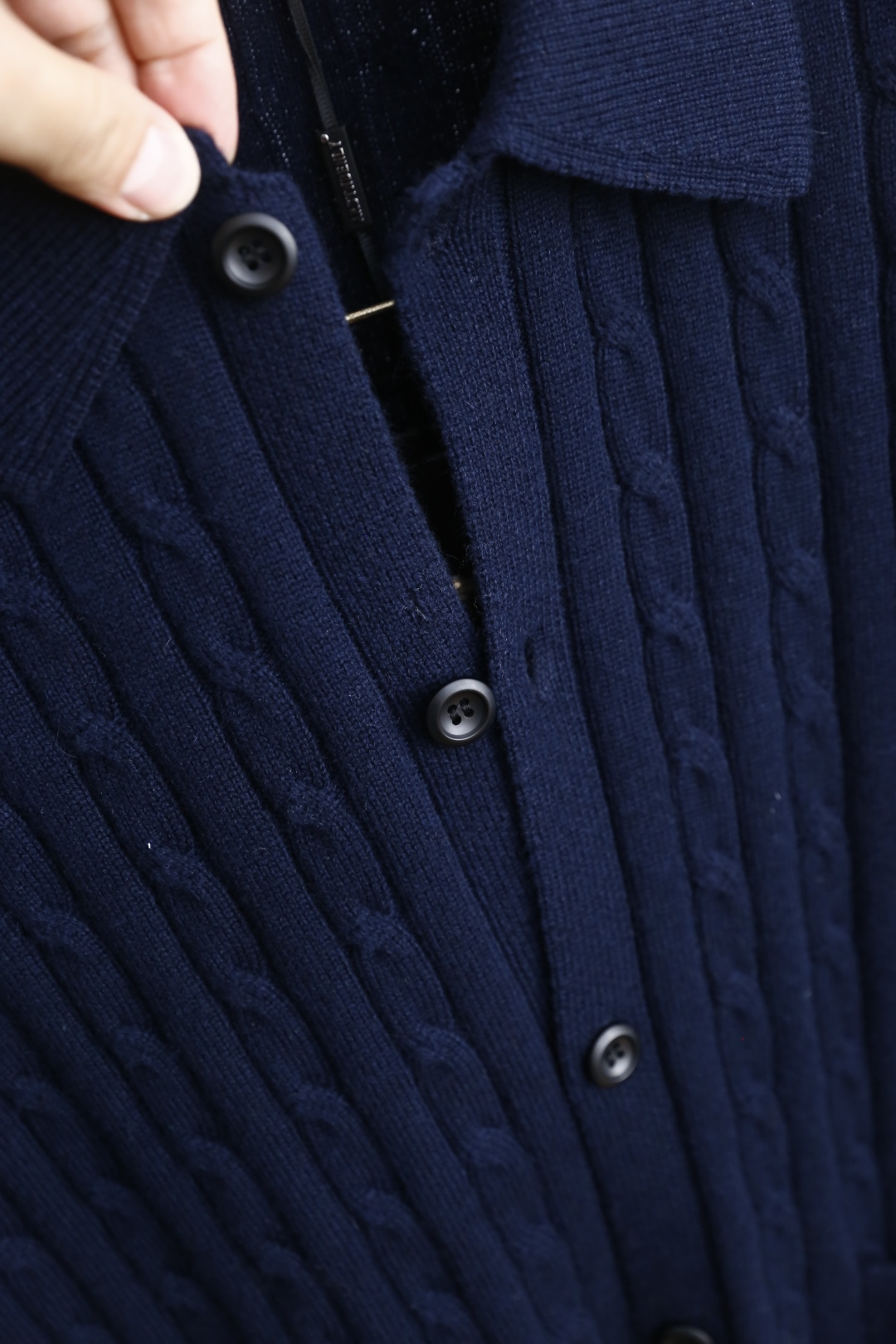 🔥lP🆕.2025秋季新品针织开衫🆕采用舒适针织面料👍翻领设计，单排扣开合，前侧有两个贴袋；整体运用绞花