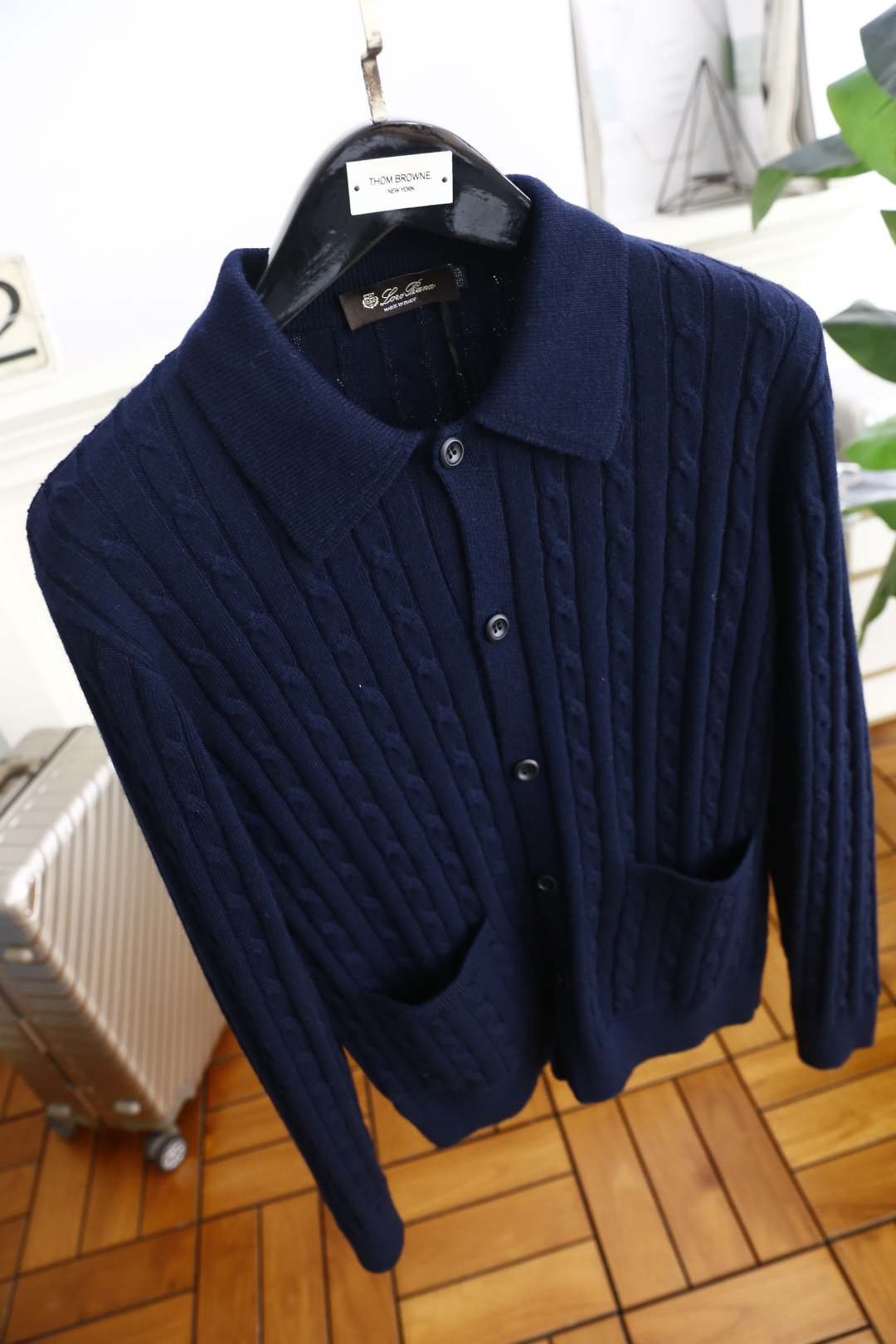 🔥lP🆕.2025秋季新品针织开衫🆕采用舒适针织面料👍翻领设计，单排扣开合，前侧有两个贴袋；整体运用绞花