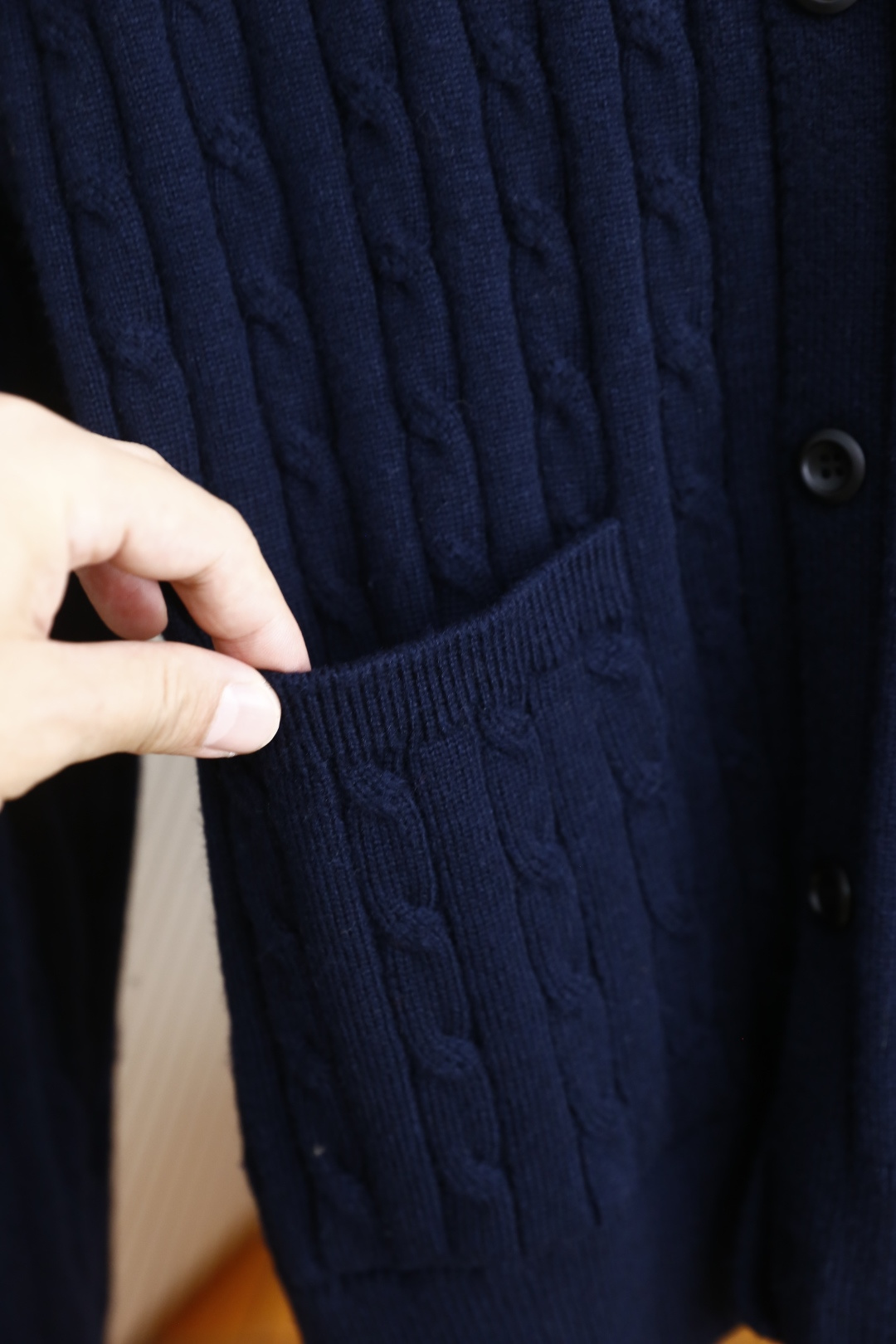 🔥lP🆕.2025秋季新品针织开衫🆕采用舒适针织面料👍翻领设计，单排扣开合，前侧有两个贴袋；整体运用绞花