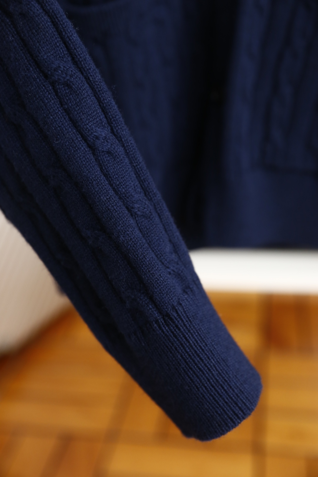 🔥lP🆕.2025秋季新品针织开衫🆕采用舒适针织面料👍翻领设计，单排扣开合，前侧有两个贴袋；整体运用绞花