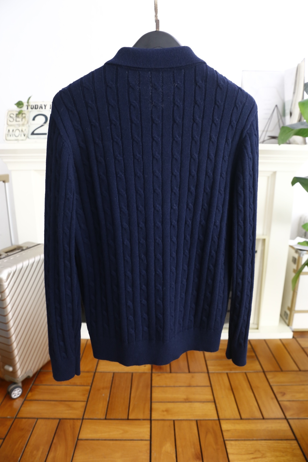 🔥lP🆕.2025秋季新品针织开衫🆕采用舒适针织面料👍翻领设计，单排扣开合，前侧有两个贴袋；整体运用绞花