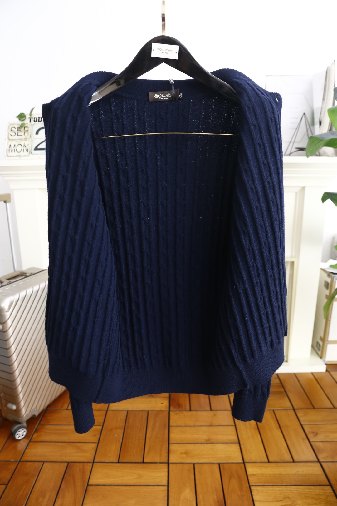 🔥lP🆕.2025秋季新品针织开衫🆕采用舒适针织面料👍翻领设计，单排扣开合，前侧有两个贴袋；整体运用绞花