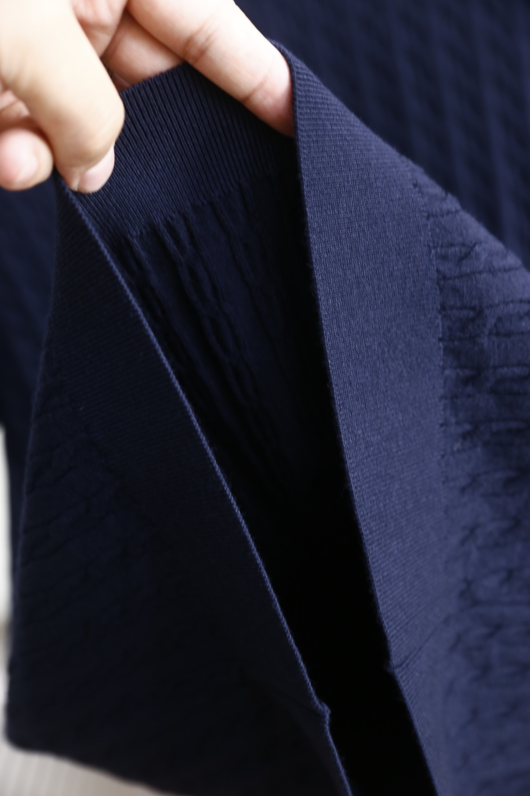 🔥Brunello Cucinelli.2025秋季新品男士绞花针织短袖上衣🆕采用经典的绞花针织工艺，纹