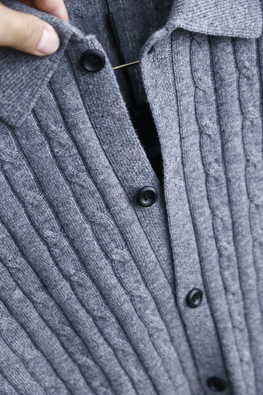 🔥lP🆕.2025秋季新品针织开衫🆕采用舒适针织面料👍翻领设计，单排扣开合，前侧有两个贴袋；整体运用绞花