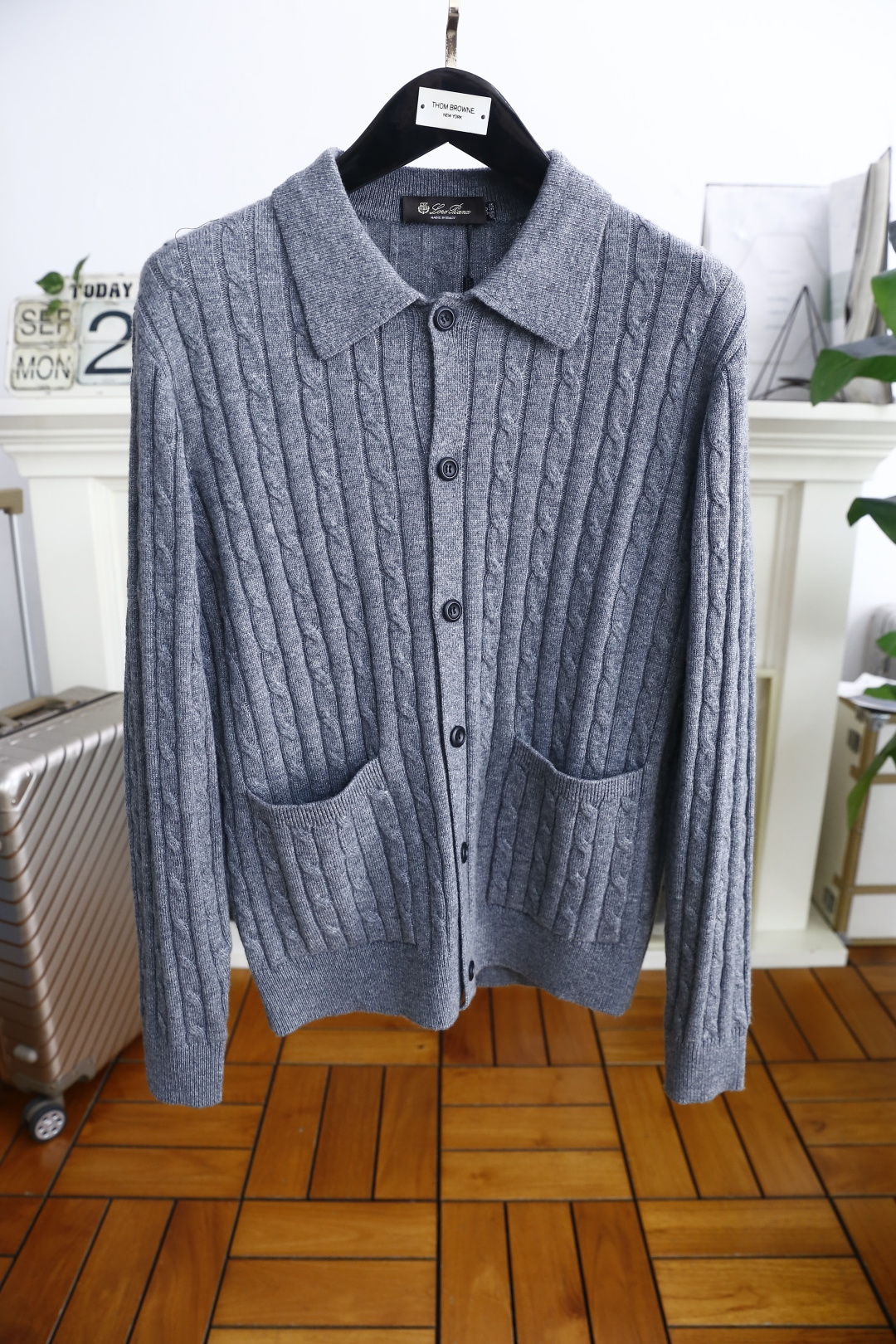 🔥lP🆕.2025秋季新品针织开衫🆕采用舒适针织面料👍翻领设计，单排扣开合，前侧有两个贴袋；整体运用绞花