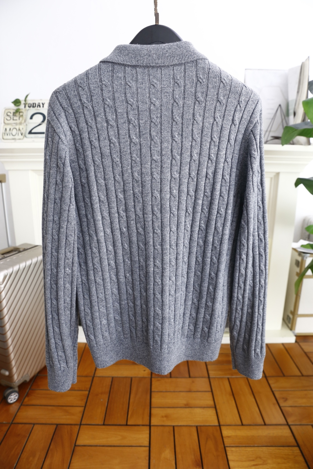 🔥lP🆕.2025秋季新品针织开衫🆕采用舒适针织面料👍翻领设计，单排扣开合，前侧有两个贴袋；整体运用绞花