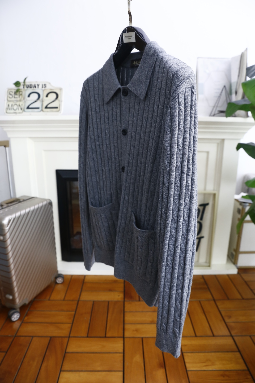 🔥lP🆕.2025秋季新品针织开衫🆕采用舒适针织面料👍翻领设计，单排扣开合，前侧有两个贴袋；整体运用绞花