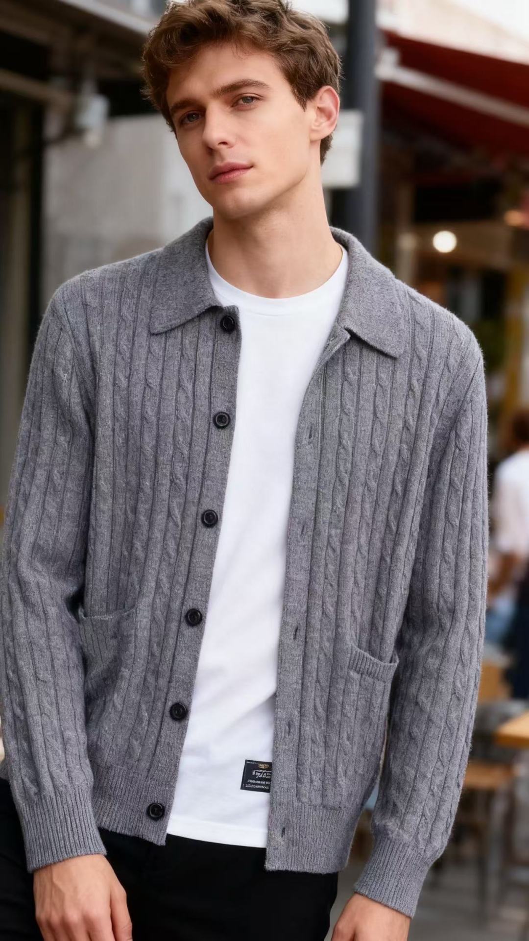 🔥lP🆕.2025秋季新品针织开衫🆕采用舒适针织面料👍翻领设计，单排扣开合，前侧有两个贴袋；整体运用绞花