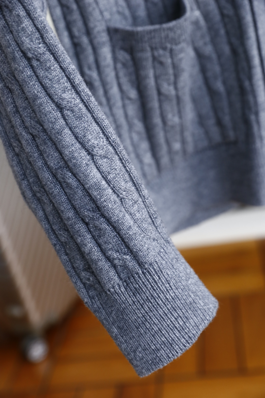 🔥lP🆕.2025秋季新品针织开衫🆕采用舒适针织面料👍翻领设计，单排扣开合，前侧有两个贴袋；整体运用绞花