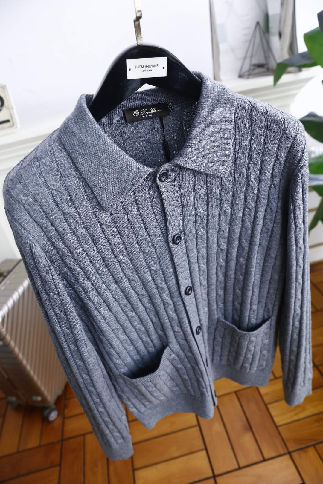 🔥lP🆕.2025秋季新品针织开衫🆕采用舒适针织面料👍翻领设计，单排扣开合，前侧有两个贴袋；整体运用绞花