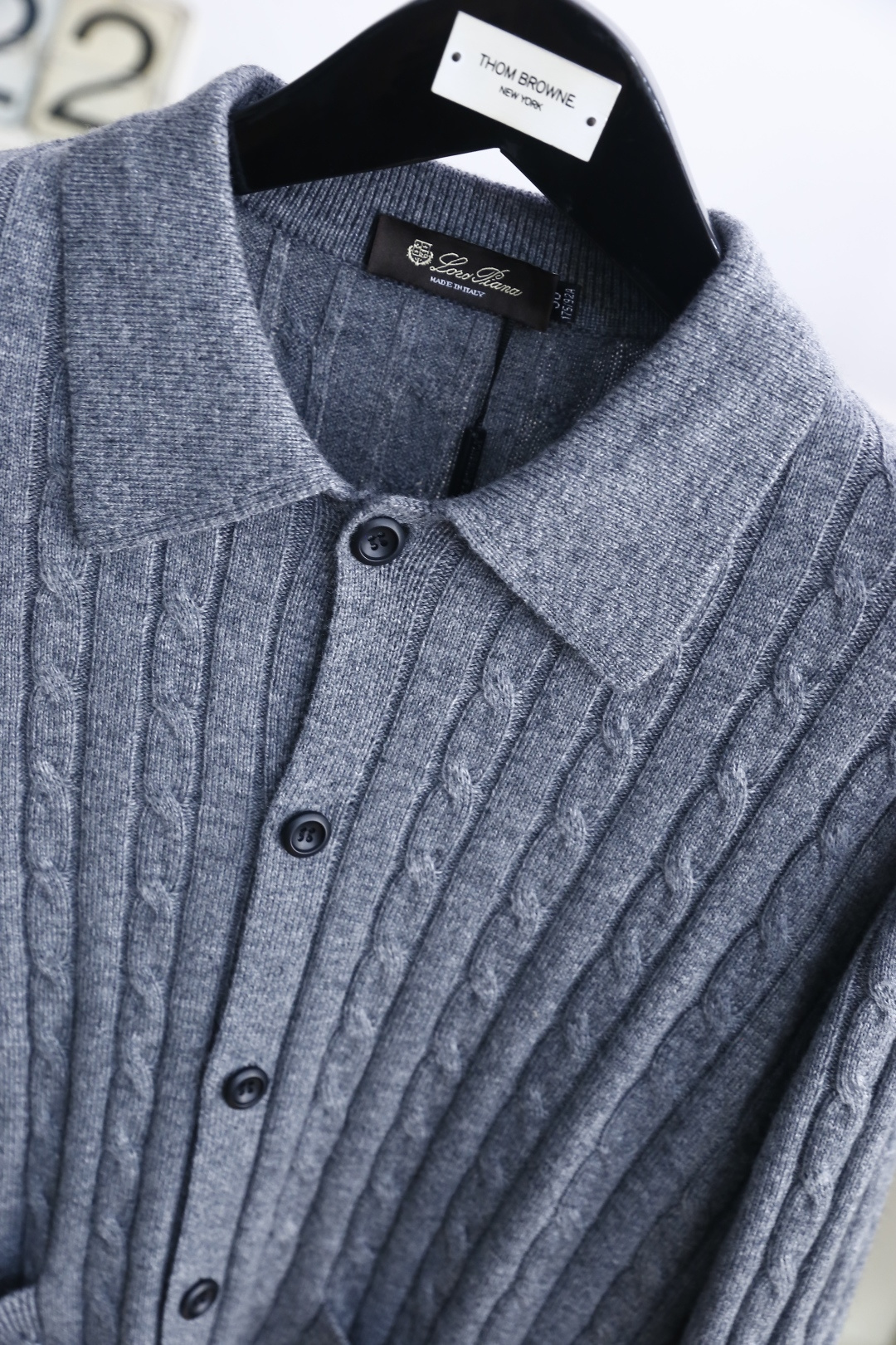 🔥lP🆕.2025秋季新品针织开衫🆕采用舒适针织面料👍翻领设计，单排扣开合，前侧有两个贴袋；整体运用绞花