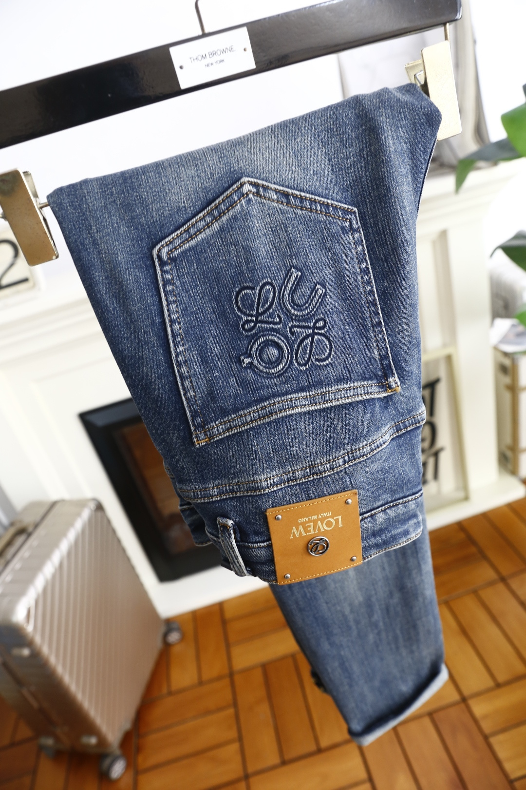 🔥罗意威.2025秋季新款！时尚男士蓝色休闲牛仔裤👖时尚百搭👍后腰处的皮牌搭配品牌字母LOGO👍后袋还有
