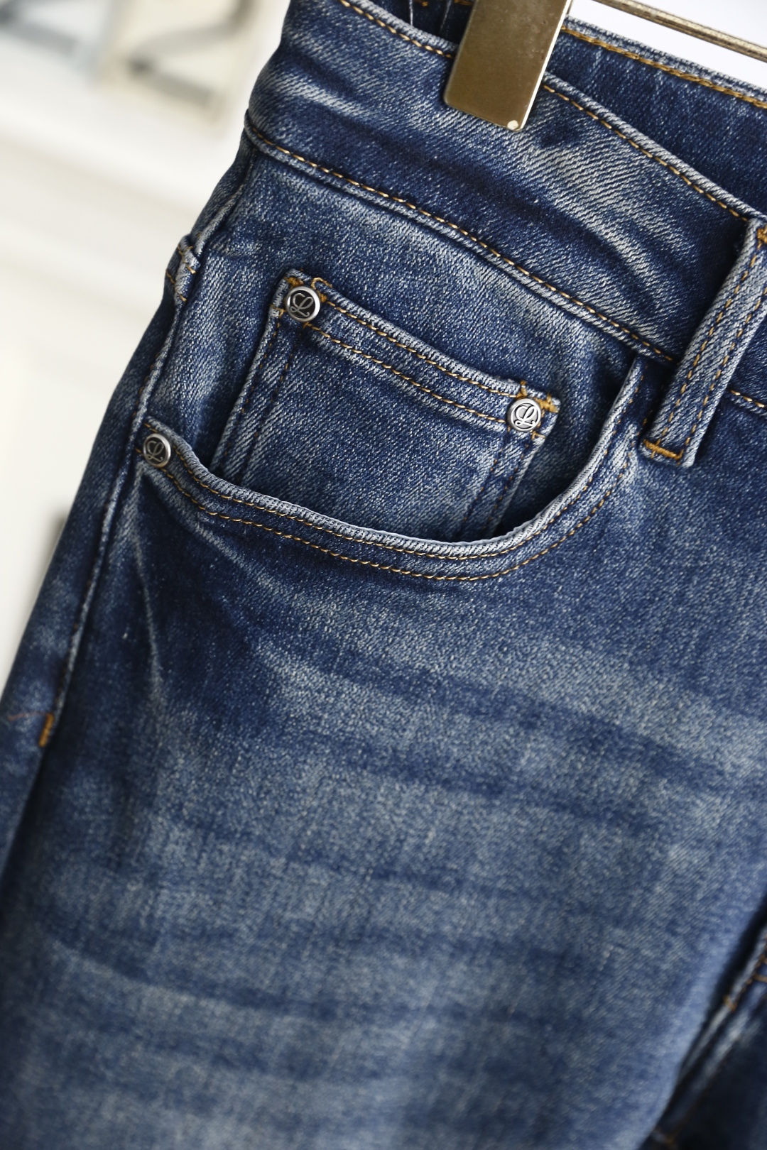 🔥罗意威.2025秋季新款！时尚男士蓝色休闲牛仔裤👖时尚百搭👍后腰处的皮牌搭配品牌字母LOGO👍后袋还有