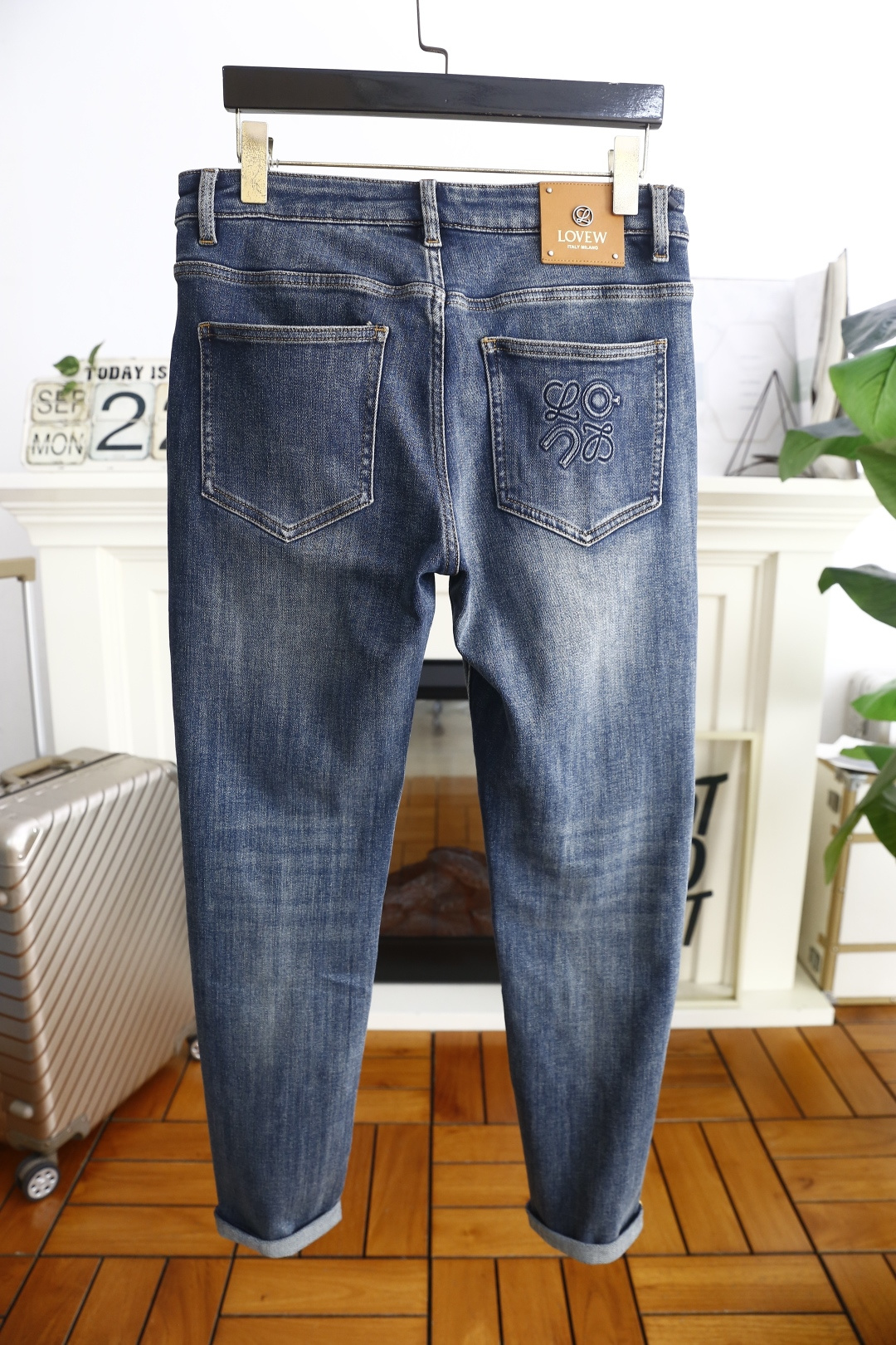 🔥罗意威.2025秋季新款！时尚男士蓝色休闲牛仔裤👖时尚百搭👍后腰处的皮牌搭配品牌字母LOGO👍后袋还有