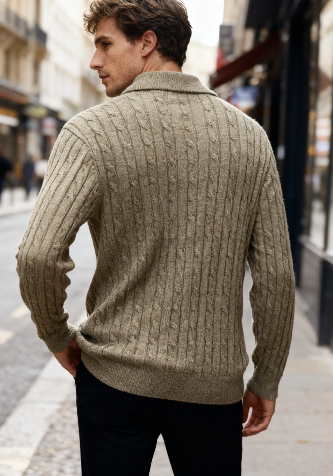 🔥lP🆕.2025秋季新品针织开衫🆕采用舒适针织面料👍翻领设计，单排扣开合，前侧有两个贴袋；整体运用绞花