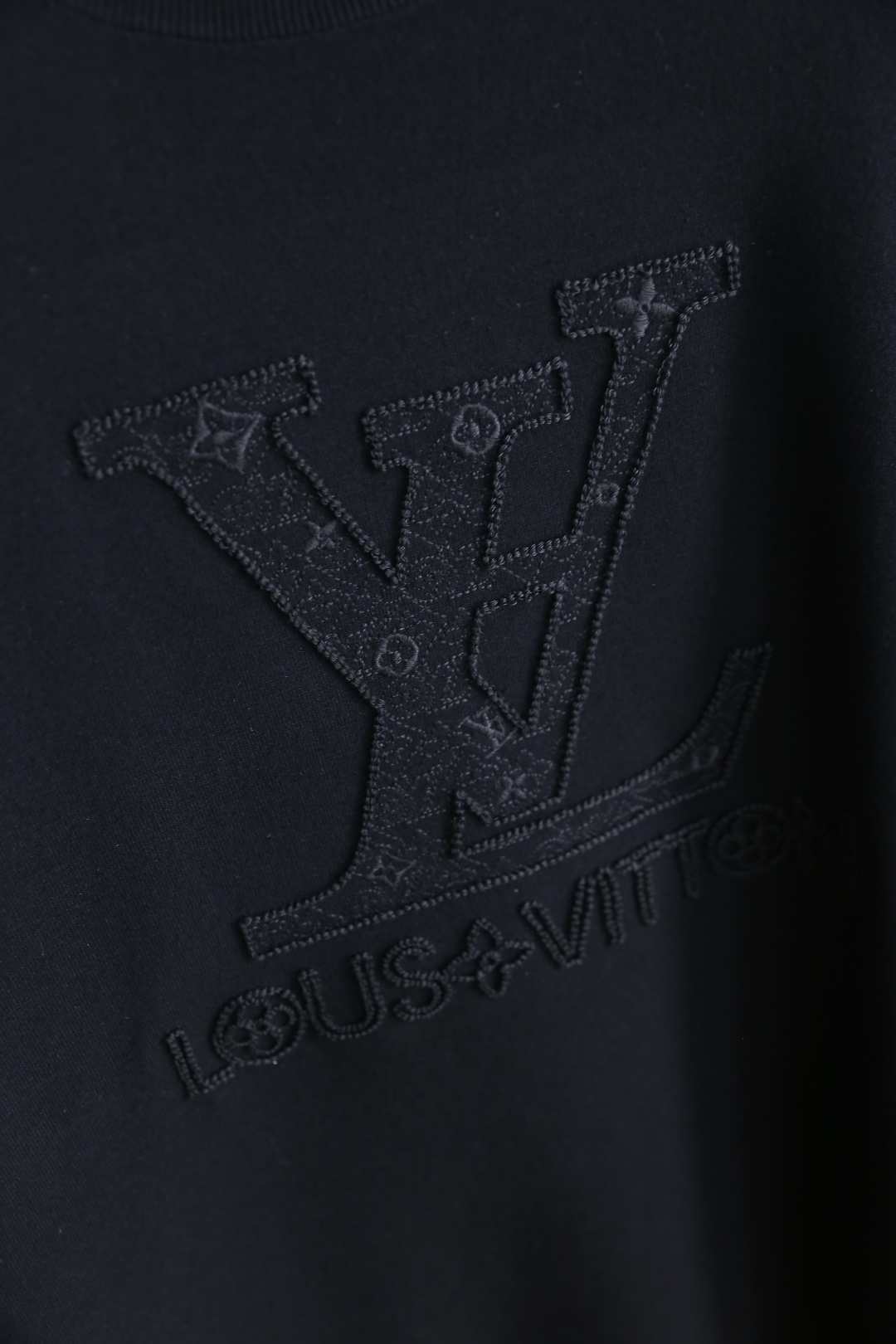 🔥路易威*/Louis Vuitt*n.2025秋季新品时尚男士打底针织衫！时尚经典圆领设计！奢华经典品