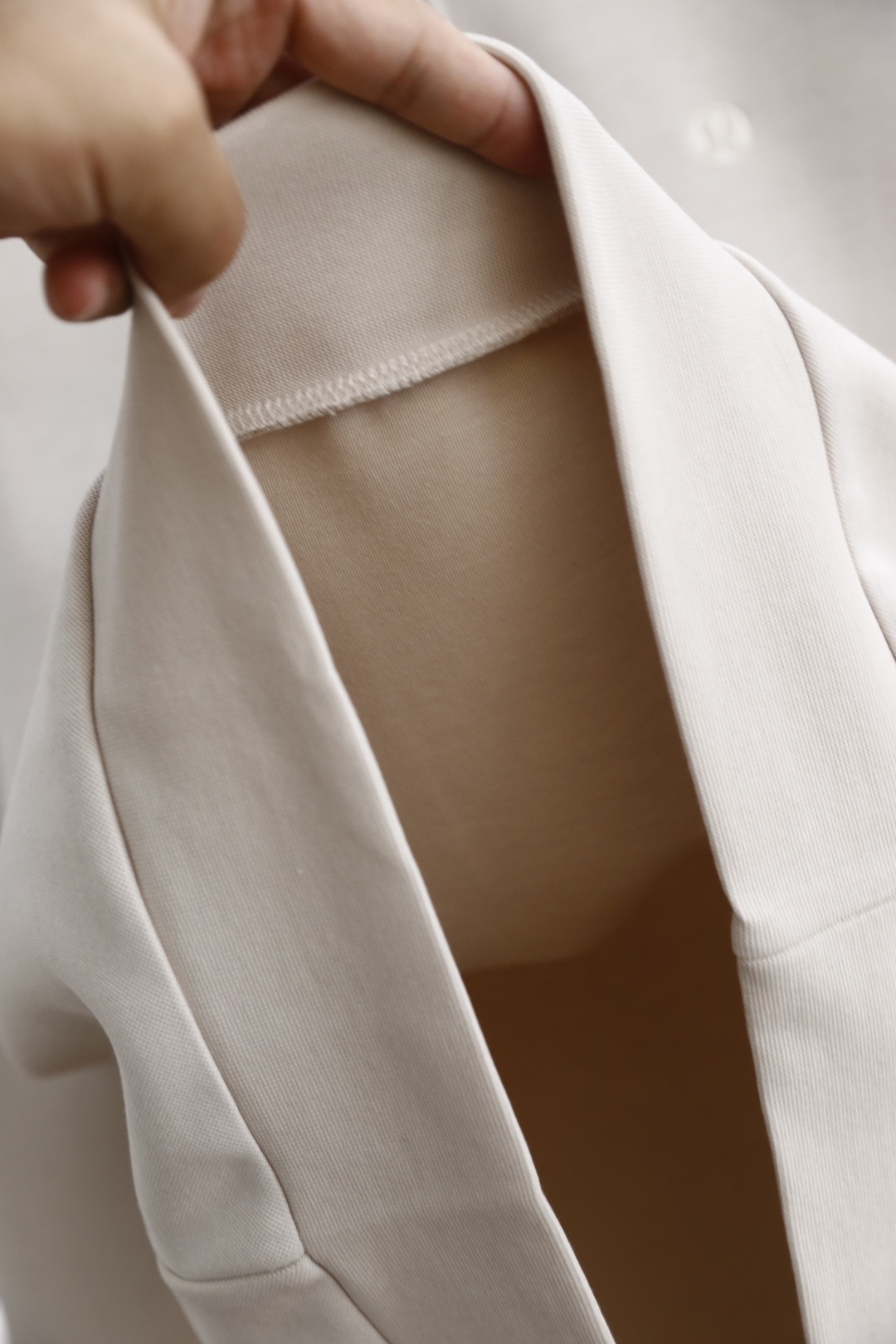 🔥LULU.2025秋季新款男士半拉链立领卫衣！采用舒适保暖棉面料✅胸前奢华品牌LOGO搭配！经典半拉链