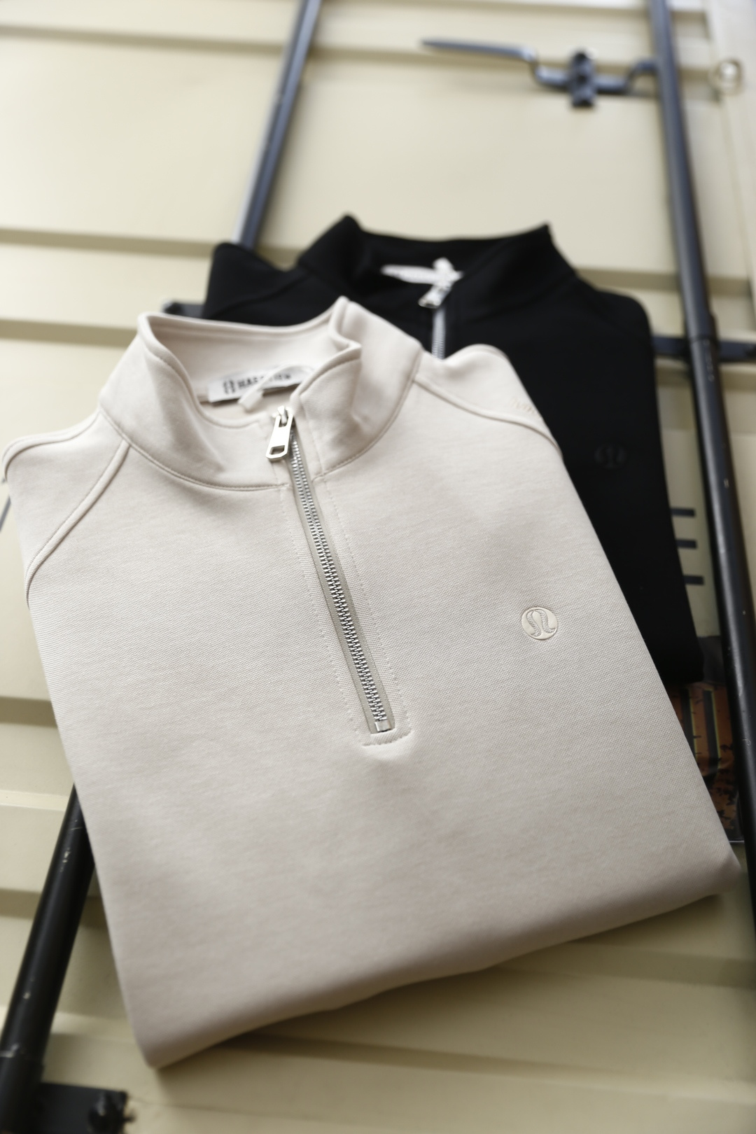 🔥LULU.2025秋季新款男士半拉链立领卫衣！采用舒适保暖棉面料✅胸前奢华品牌LOGO搭配！经典半拉链