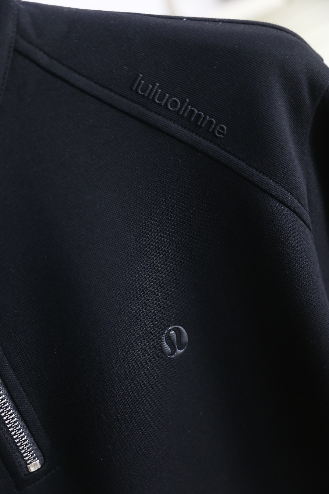 🔥LULU.2025秋季新款男士半拉链立领卫衣！采用舒适保暖棉面料✅胸前奢华品牌LOGO搭配！经典半拉链