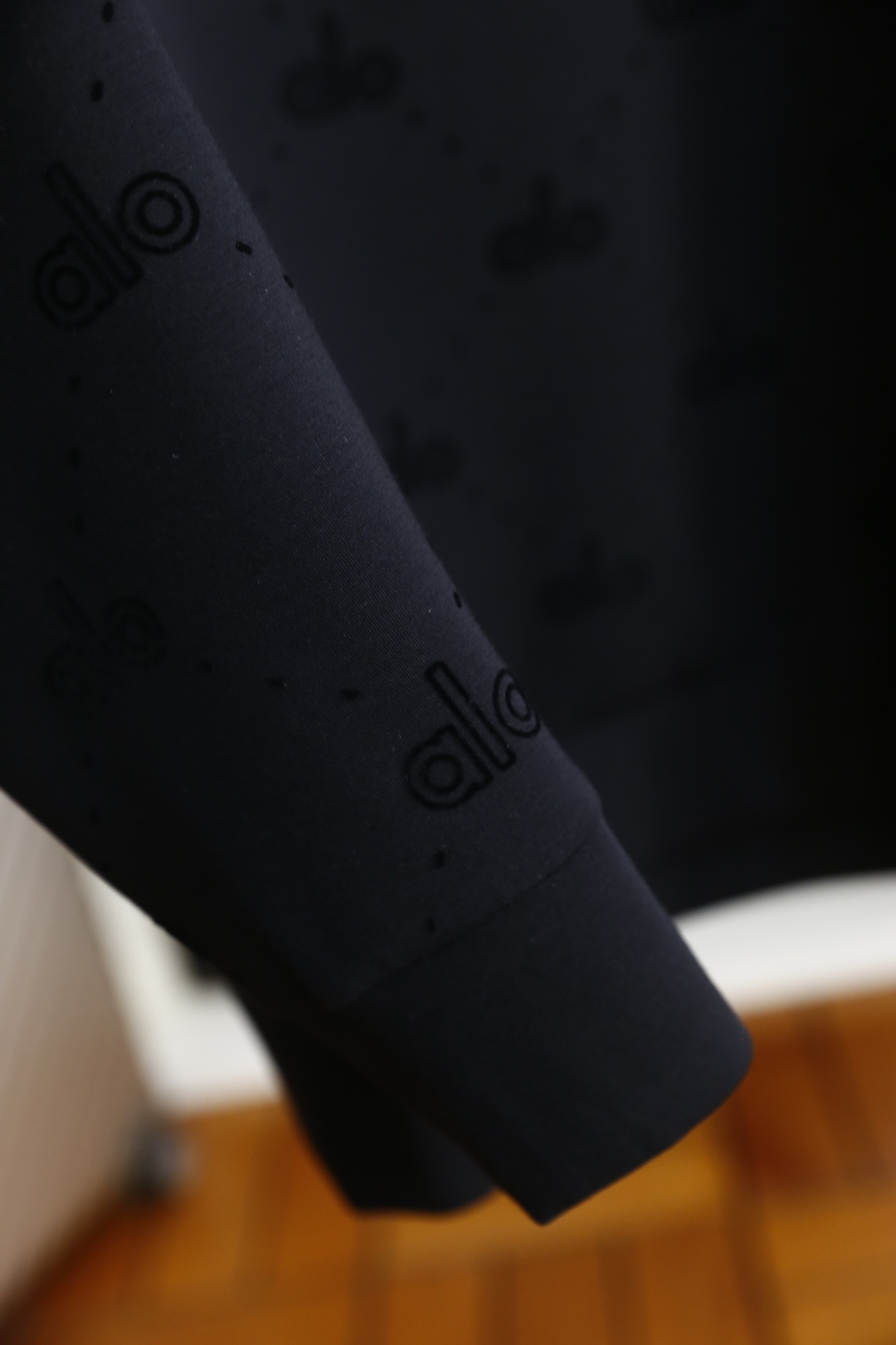 🔥Alo.2025秋季新品男士满印Logo圆领卫衣🆕Alo Yoga是源自美国的运动服饰品牌，以瑜伽服饰