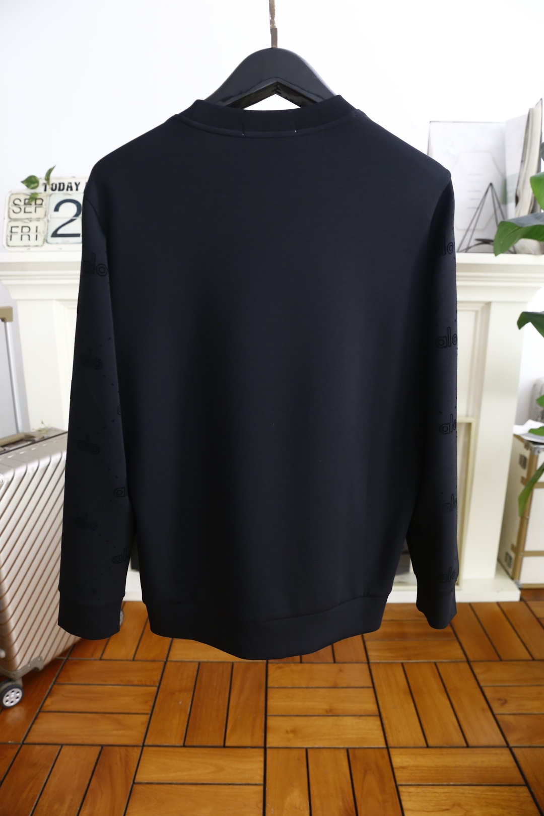 🔥Alo.2025秋季新品男士满印Logo圆领卫衣🆕Alo Yoga是源自美国的运动服饰品牌，以瑜伽服饰