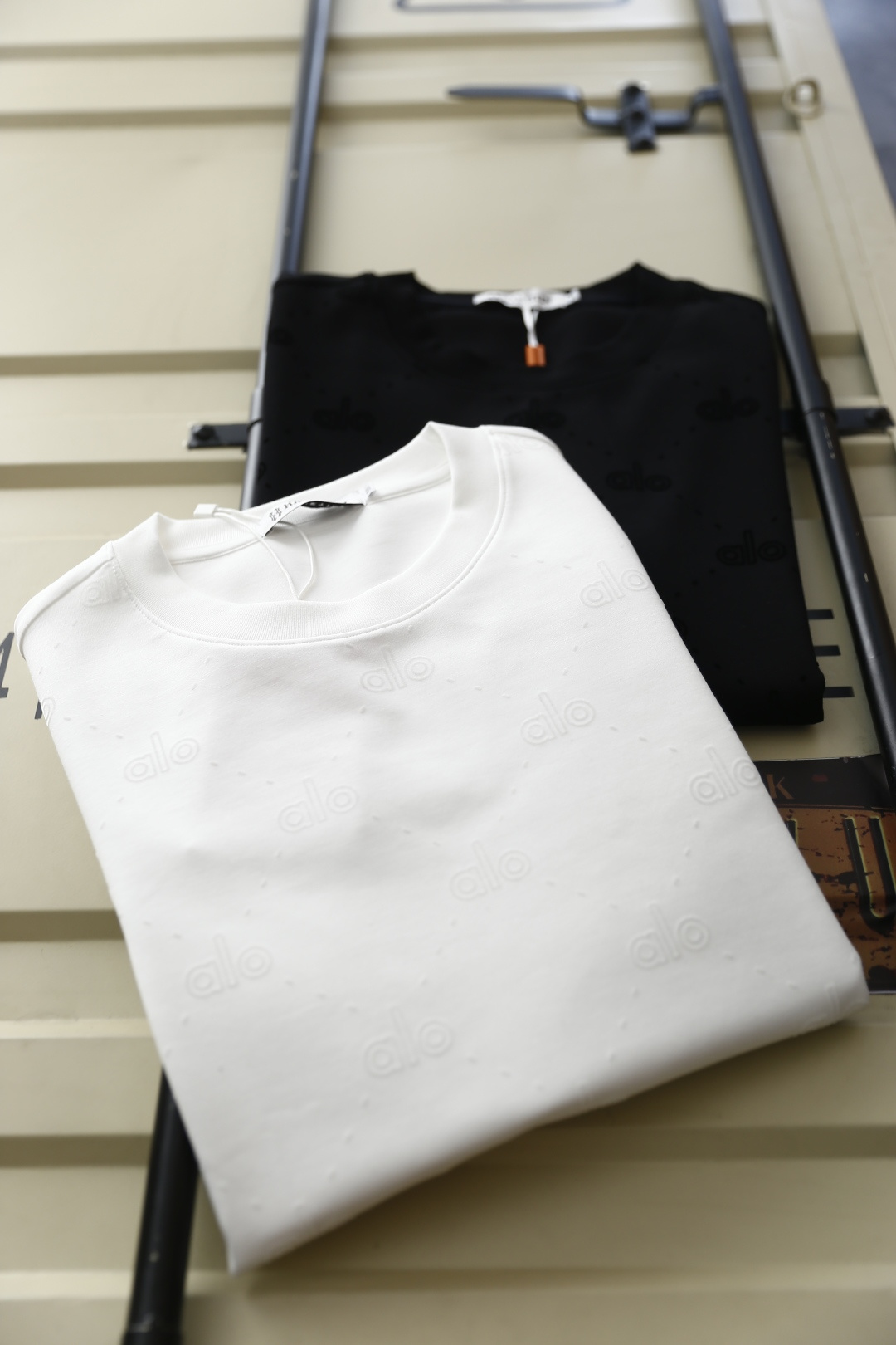 🔥Alo.2025秋季新品男士满印Logo圆领卫衣🆕Alo Yoga是源自美国的运动服饰品牌，以瑜伽服饰