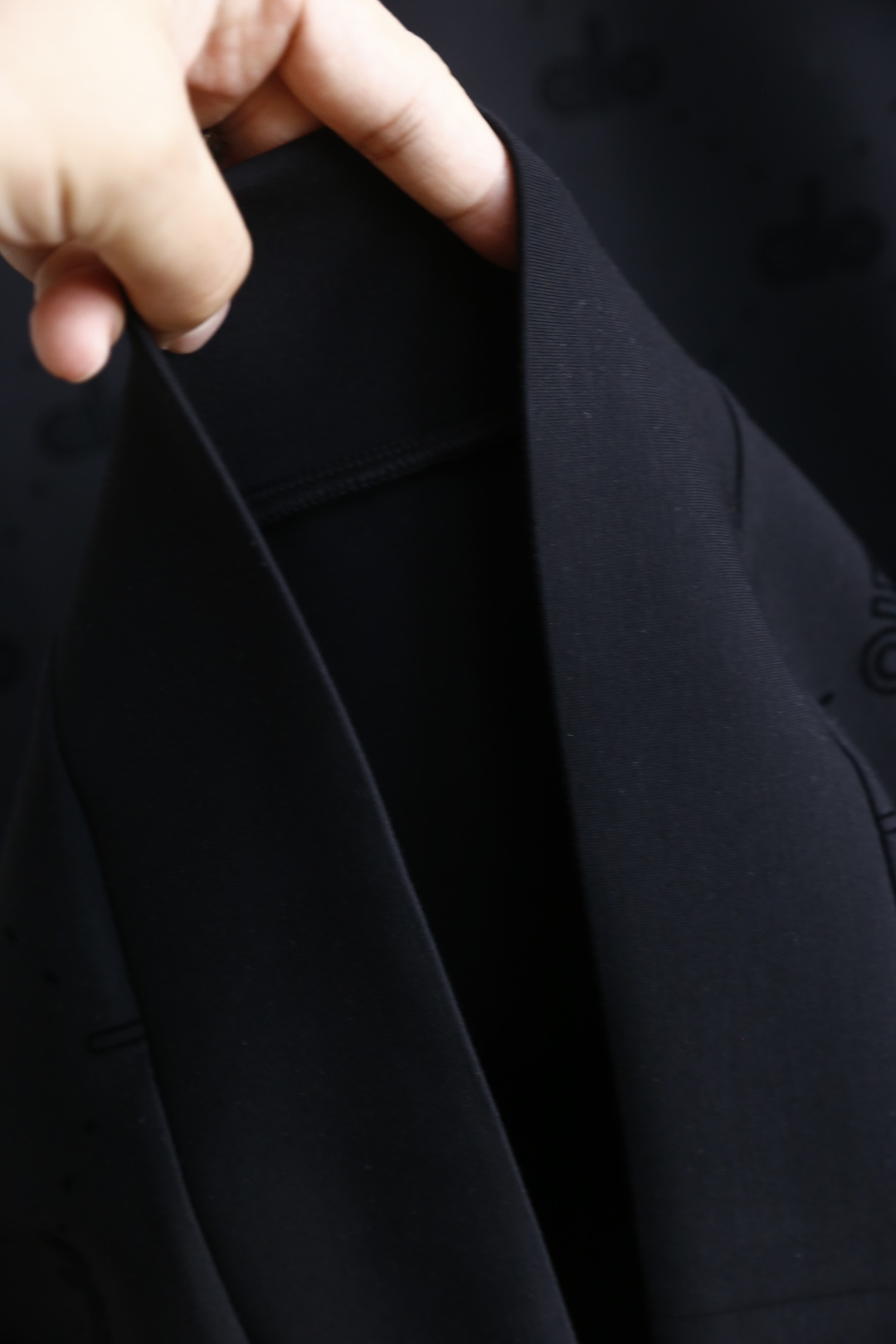 🔥Alo.2025秋季新品男士满印Logo圆领卫衣🆕Alo Yoga是源自美国的运动服饰品牌，以瑜伽服饰