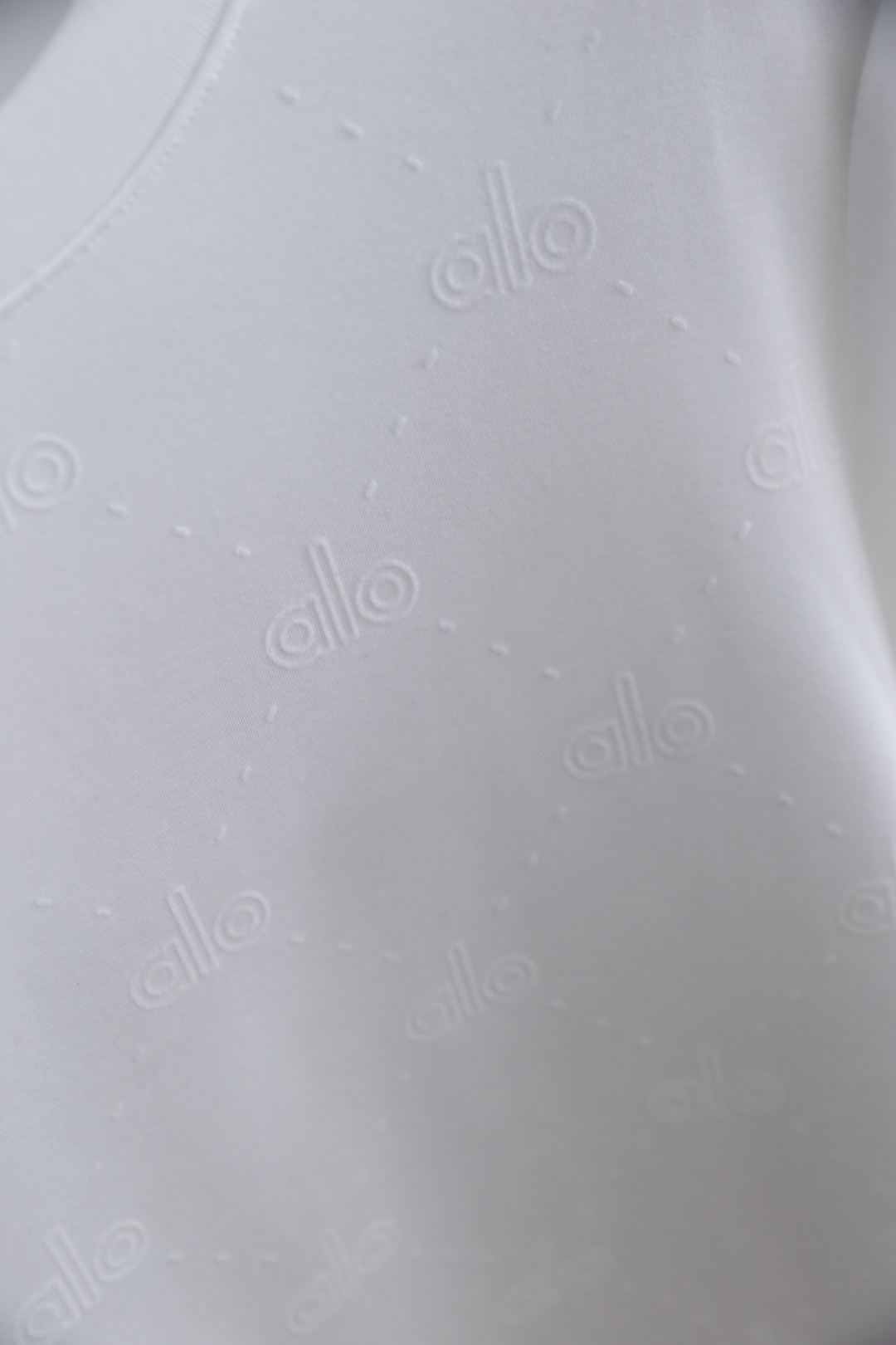 🔥Alo.2025秋季新品男士满印Logo圆领卫衣🆕Alo Yoga是源自美国的运动服饰品牌，以瑜伽服饰