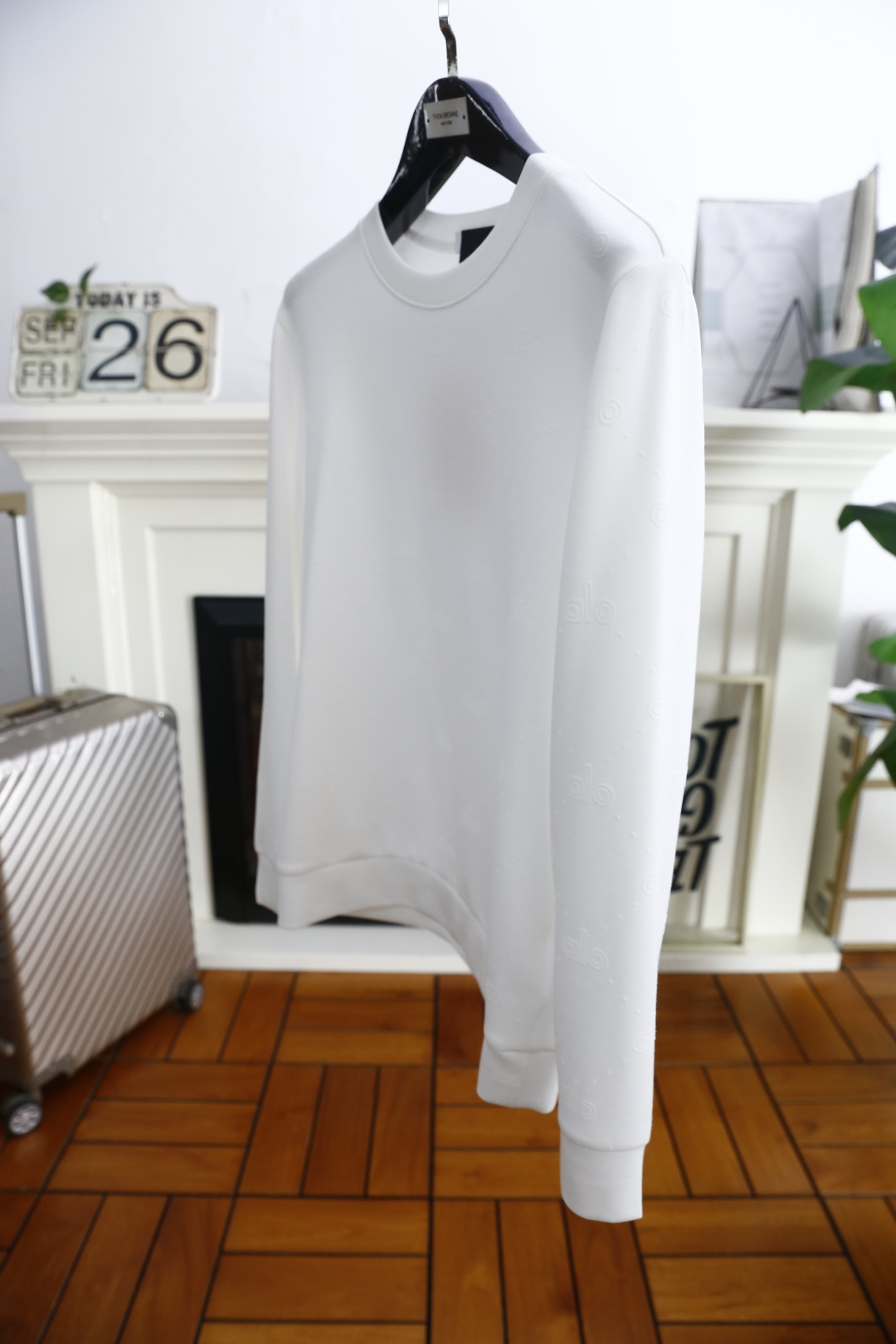 🔥Alo.2025秋季新品男士满印Logo圆领卫衣🆕Alo Yoga是源自美国的运动服饰品牌，以瑜伽服饰