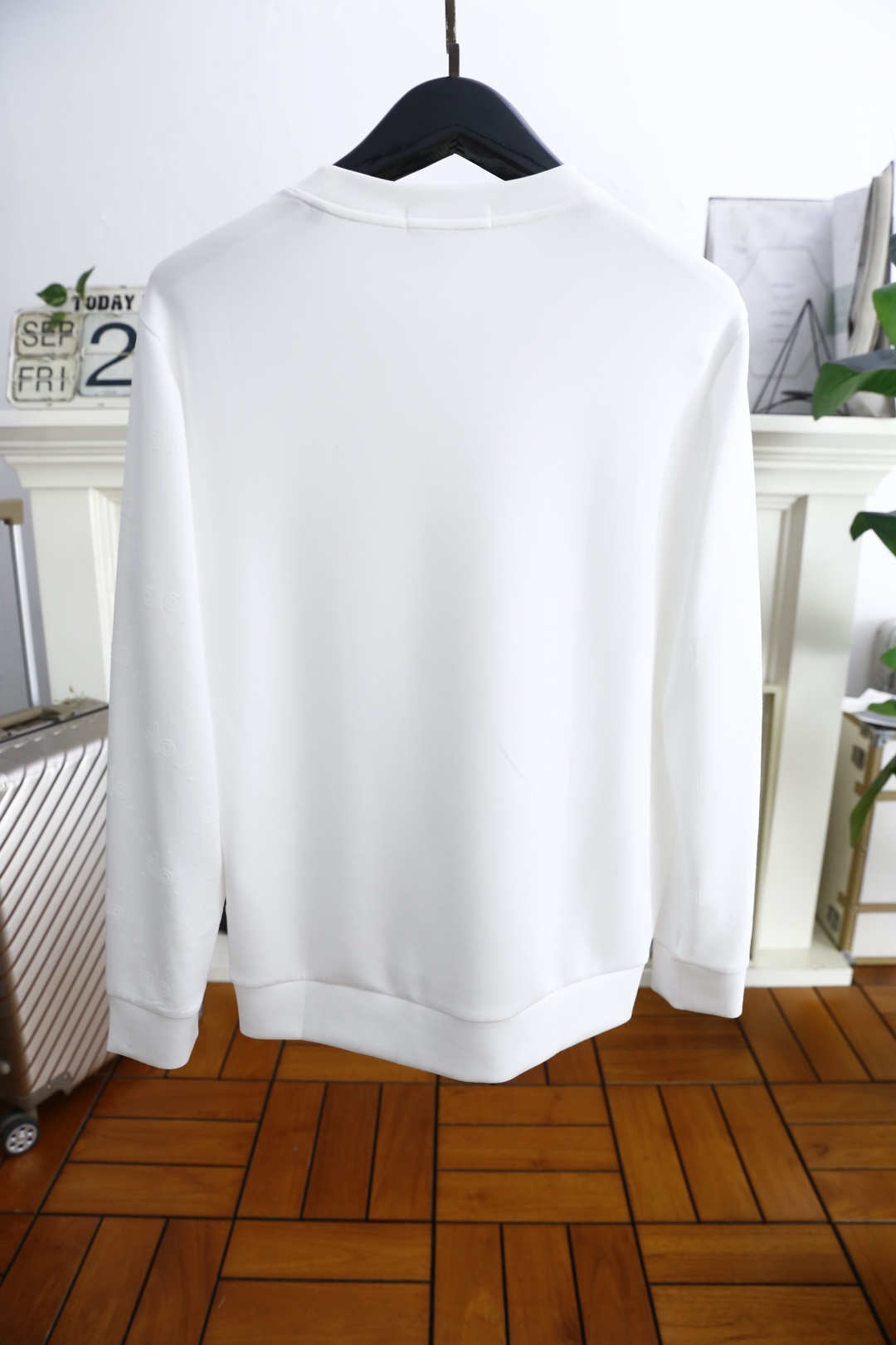 🔥Alo.2025秋季新品男士满印Logo圆领卫衣🆕Alo Yoga是源自美国的运动服饰品牌，以瑜伽服饰