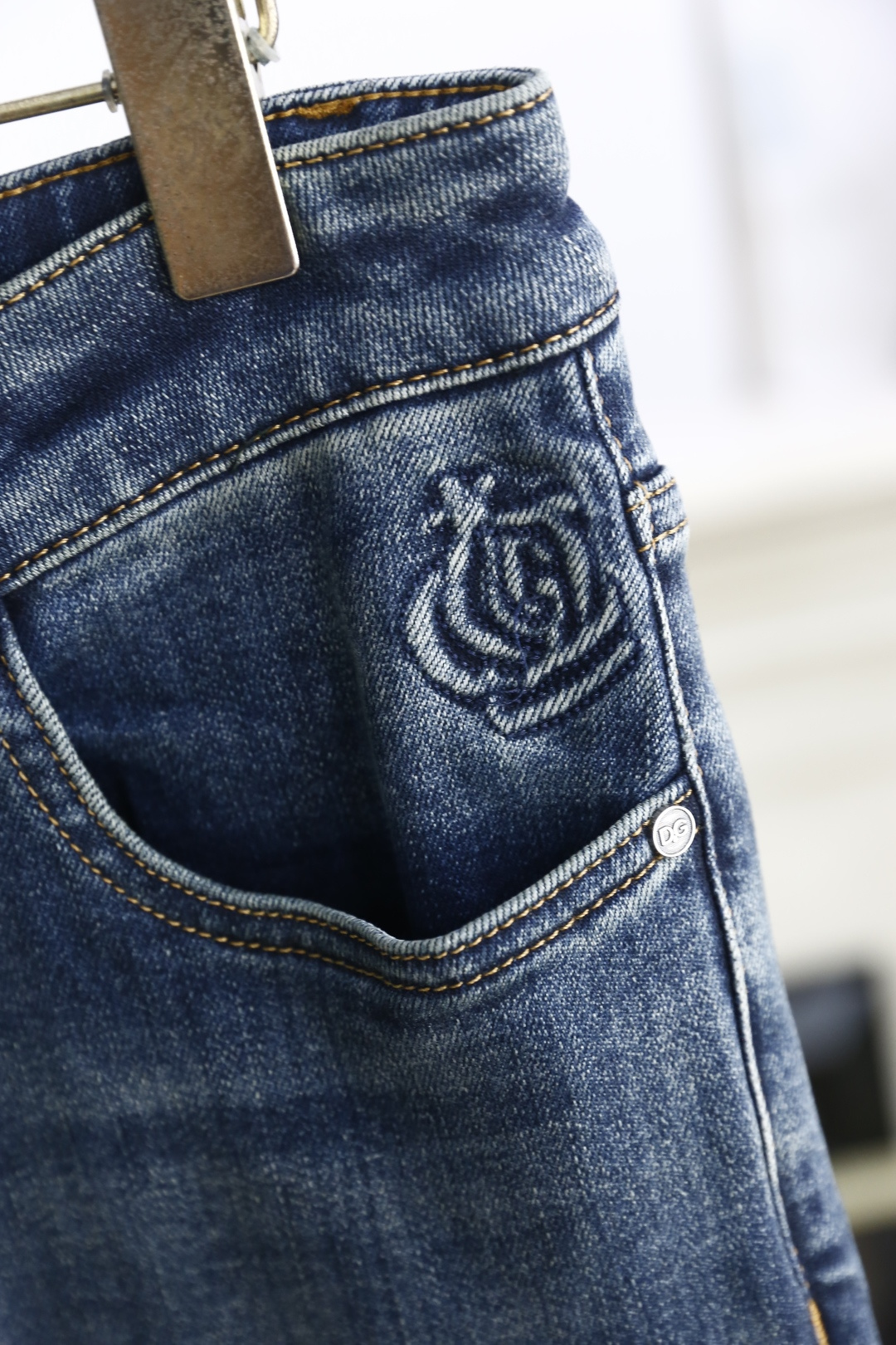 🔥杜嘉班纳/Dolce & Gabbana.2025秋季新品时尚男士百搭蓝色牛仔裤👖该牛仔裤采用蓝色水洗