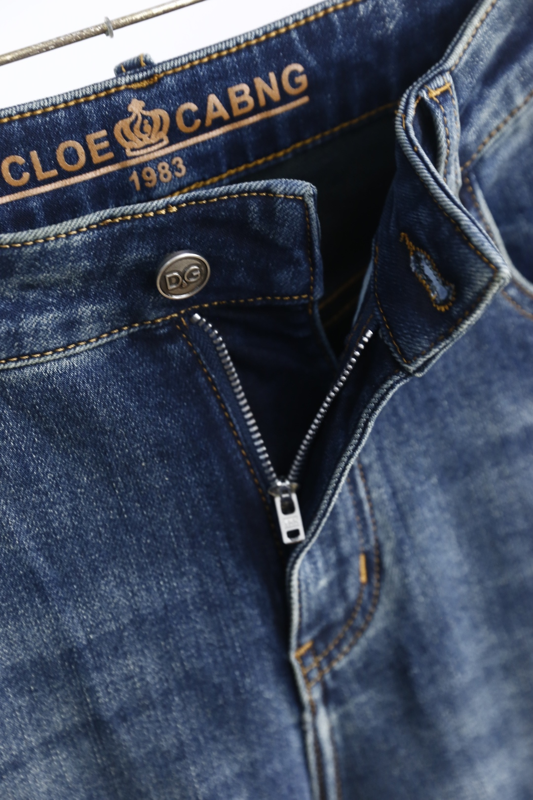 🔥杜嘉班纳/Dolce & Gabbana.2025秋季新品时尚男士百搭蓝色牛仔裤👖该牛仔裤采用蓝色水洗