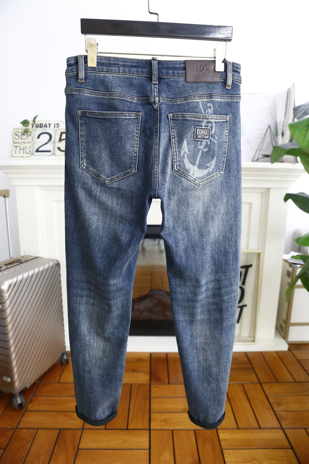 🔥杜嘉班纳/Dolce & Gabbana.2025秋季新品时尚男士百搭蓝色牛仔裤👖该牛仔裤采用蓝色水洗