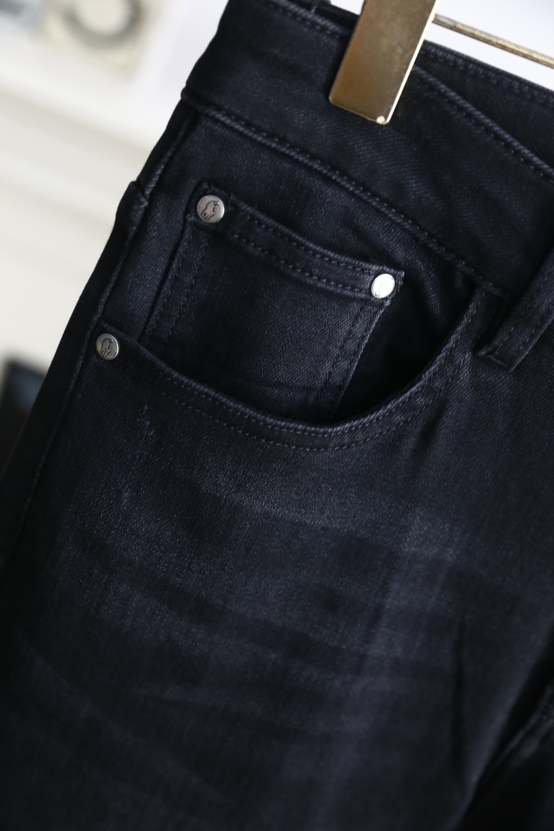 🔥巴宝丽/Burb*rry.25秋季新品🆕时尚男士黑色休闲裤👍采用舒适洗水牛仔布面料！这款黑色休闲裤采用