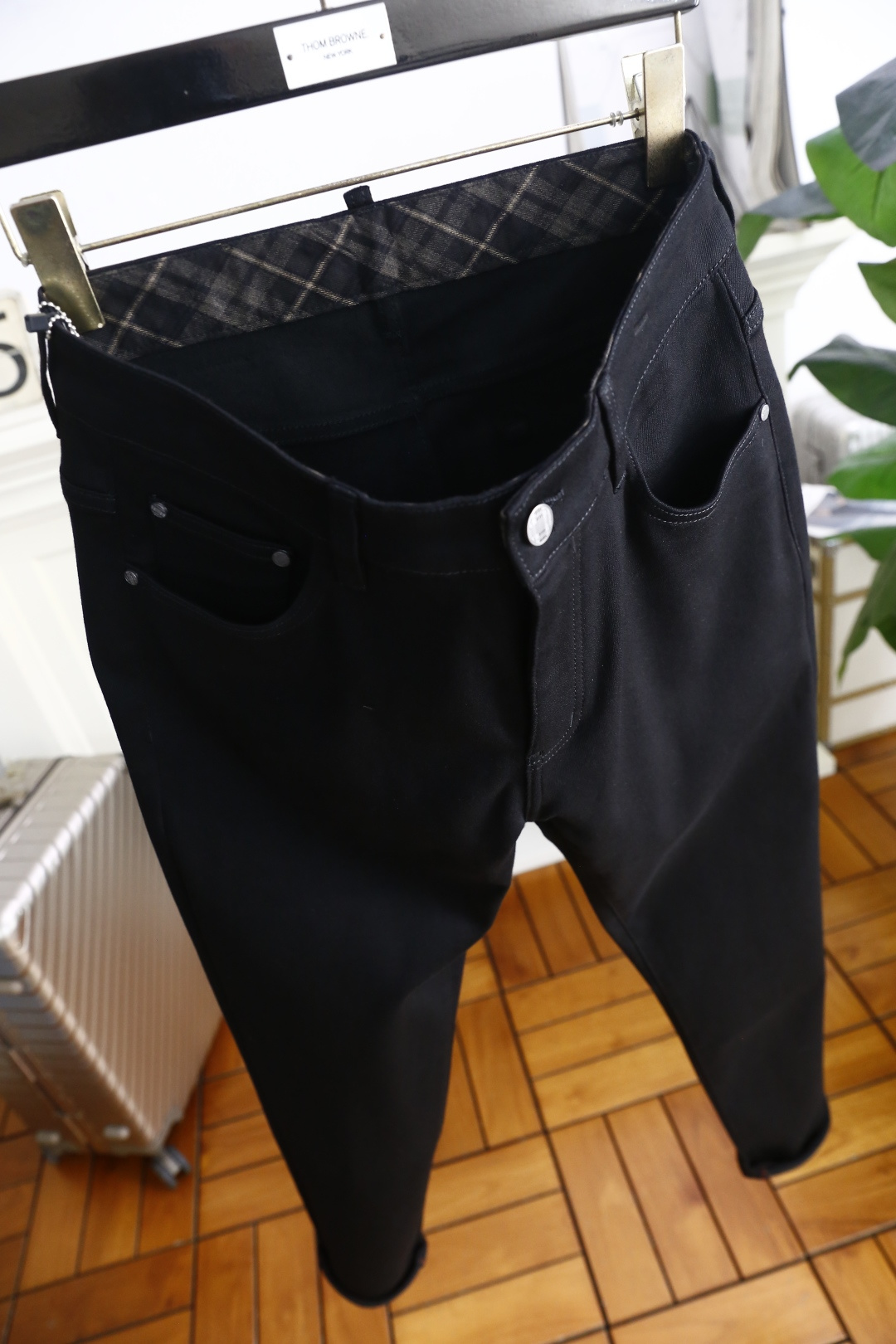 🔥巴宝丽/Burb*rry.25秋季新品🆕时尚男士黑色休闲裤👍采用舒适洗水牛仔布面料！这款黑色休闲裤采用