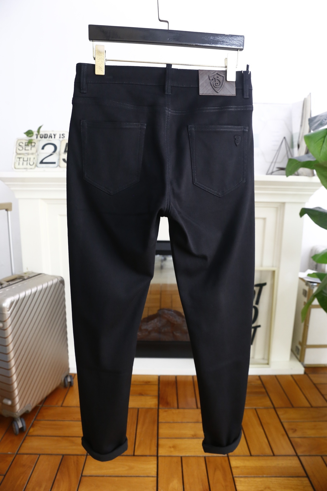 🔥巴宝丽/Burb*rry.25秋季新品🆕时尚男士黑色休闲裤👍采用舒适洗水牛仔布面料！这款黑色休闲裤采用