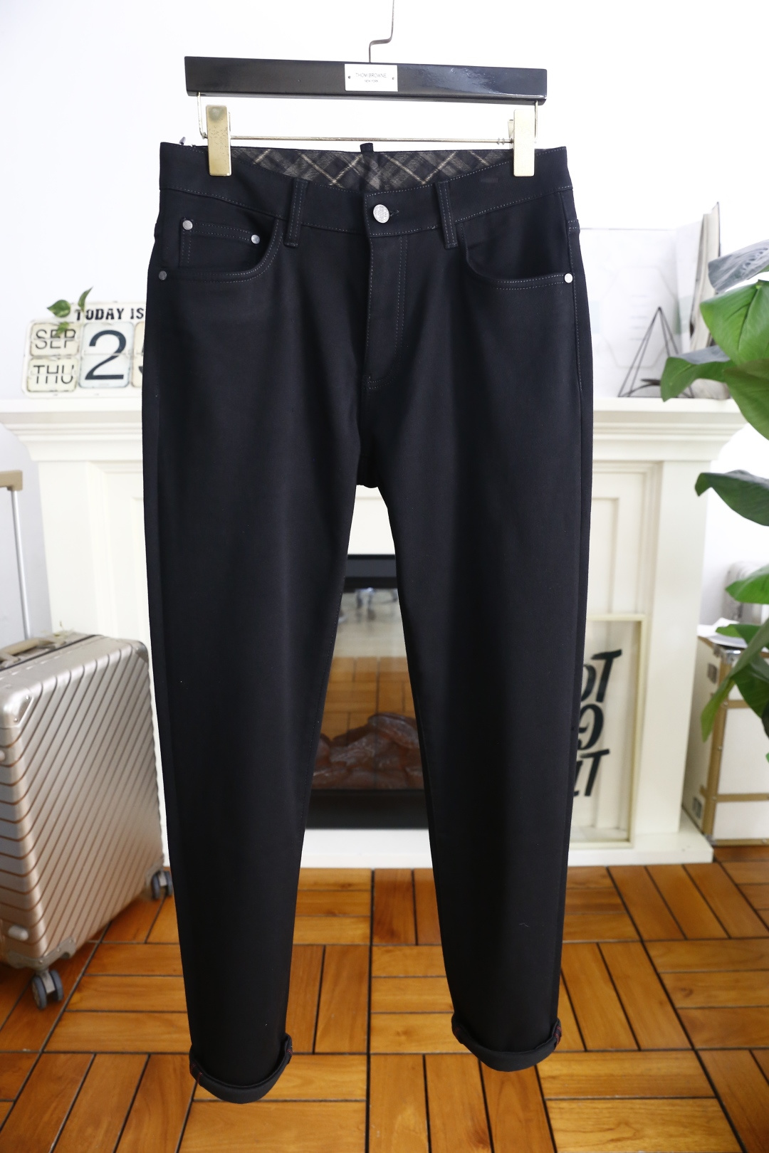 🔥巴宝丽/Burb*rry.25秋季新品🆕时尚男士黑色休闲裤👍采用舒适洗水牛仔布面料！这款黑色休闲裤采用