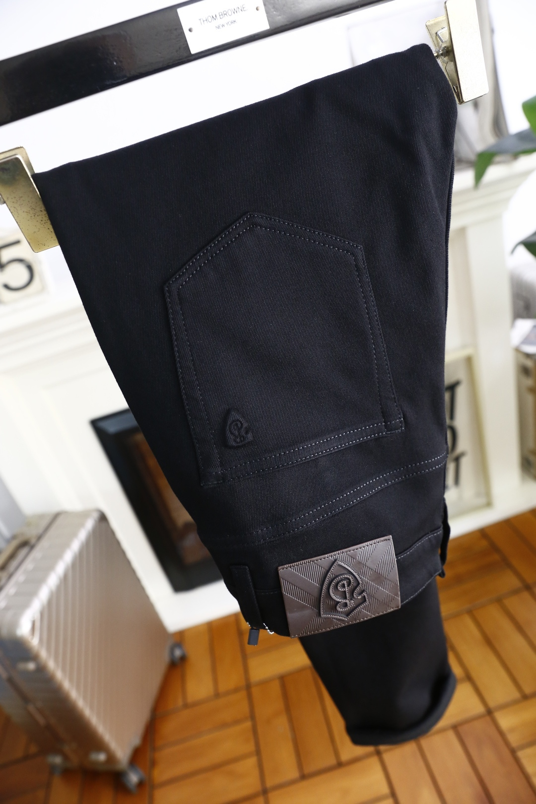 🔥巴宝丽/Burb*rry.25秋季新品🆕时尚男士黑色休闲裤👍采用舒适洗水牛仔布面料！这款黑色休闲裤采用