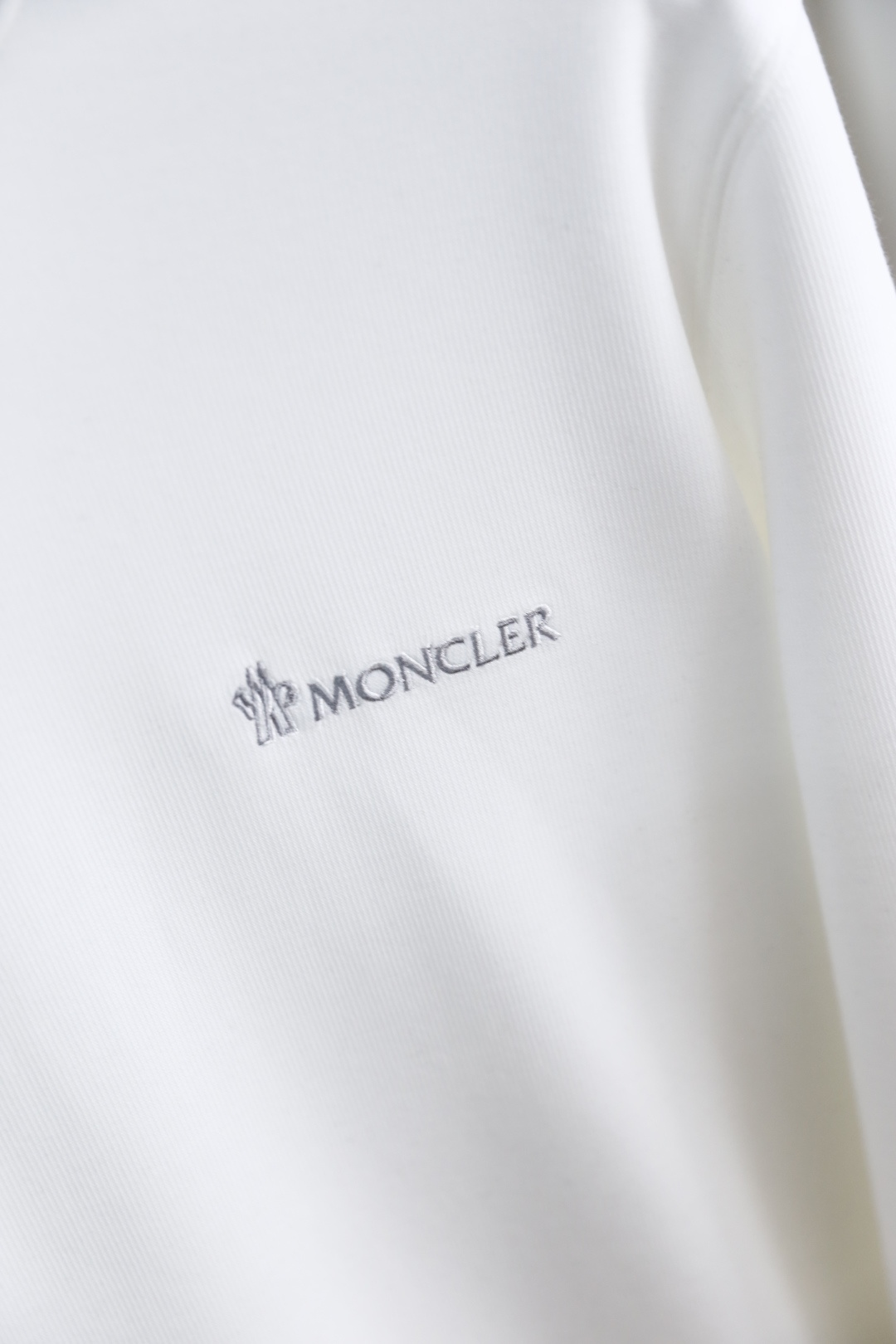 🔥蒙口/Monc*er.2025秋季新款！时尚男士圆领卫衣🆕采用舒适保暖面料，圆领设计简约大方，奢华品牌