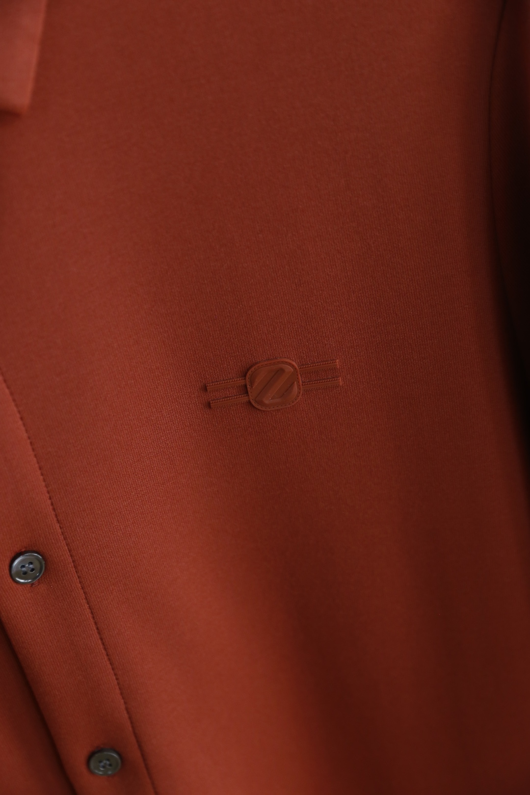 🔥杰尼*/Ze*na.25秋季新品🆕经典男士长袖衬衫👔这件衬衫为基础款，胸前奢华品牌LOGO设计👍风格简