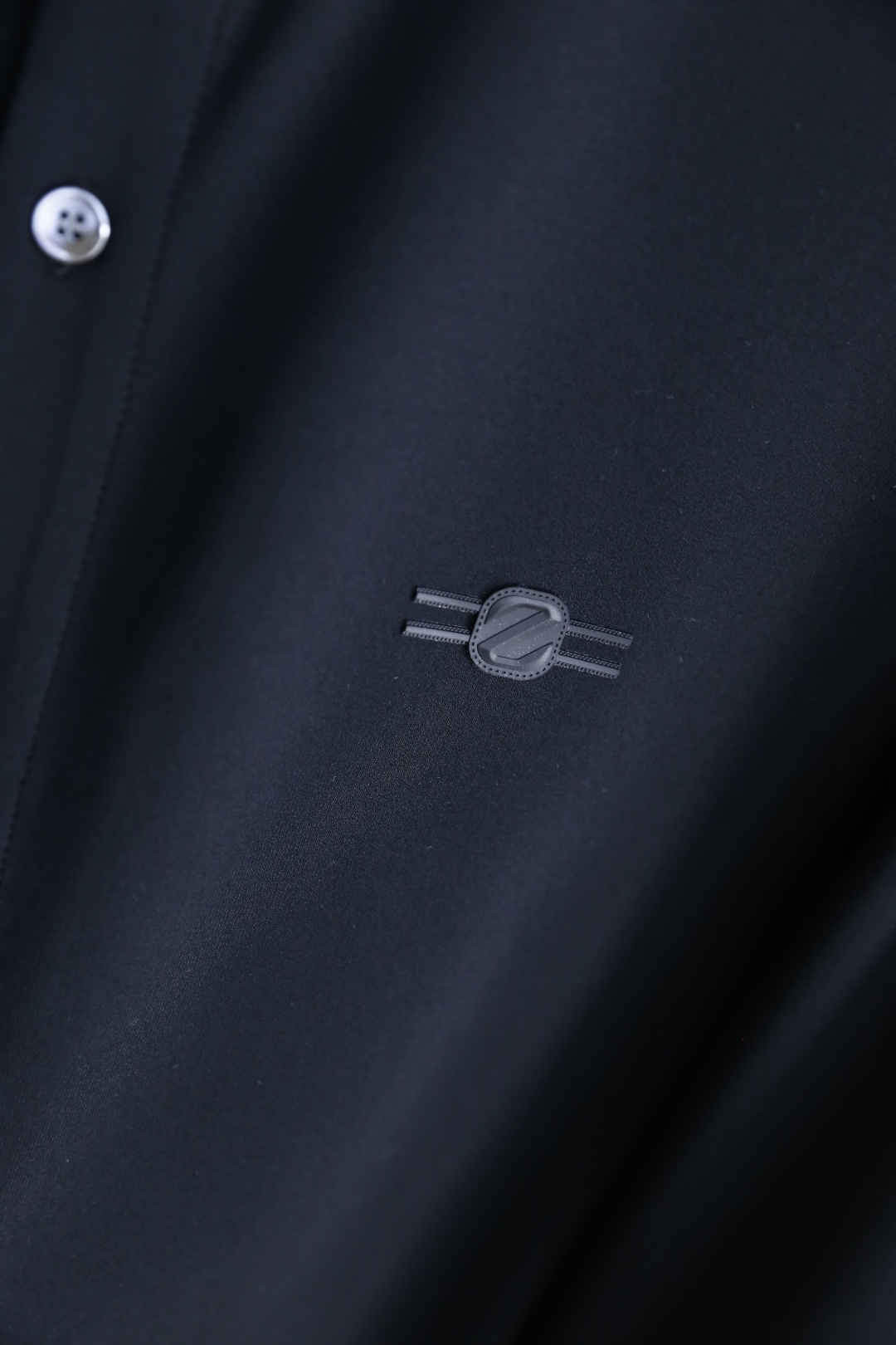 🔥杰尼*/Ze*na.25秋季新品🆕经典男士长袖衬衫👔这件衬衫为基础款，胸前奢华品牌LOGO设计👍风格简